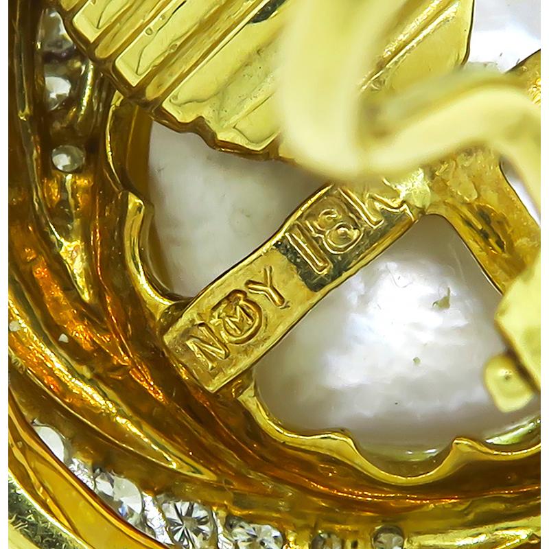Mikimoto Perle 1,80 Karat Diamant Zweifarbige Goldohrringe im Zustand „Gut“ im Angebot in New York, NY