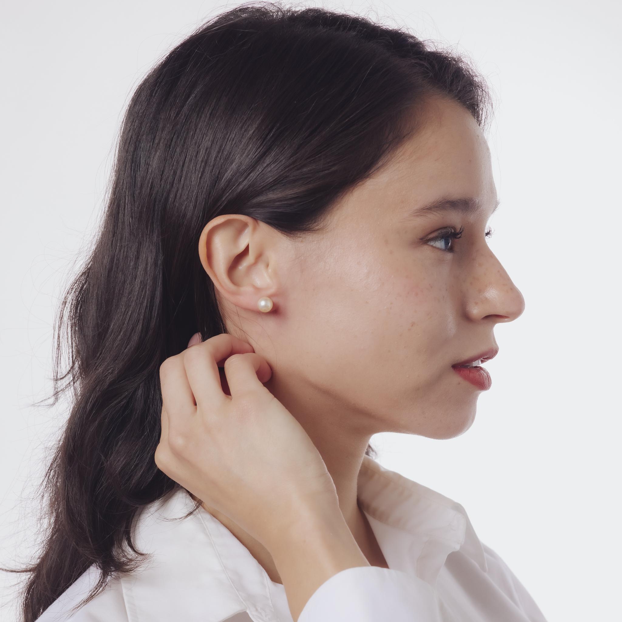 Ces boucles d'oreilles vintage Mikimoto des années 2000 incarnent l'élégance raffinée, mettant en valeur deux perles lustrées mesurant environ 8,10 mm chacune, serties dans de l'or jaune 18k radieux. Poinçonnées de la marque du fabricant et de la