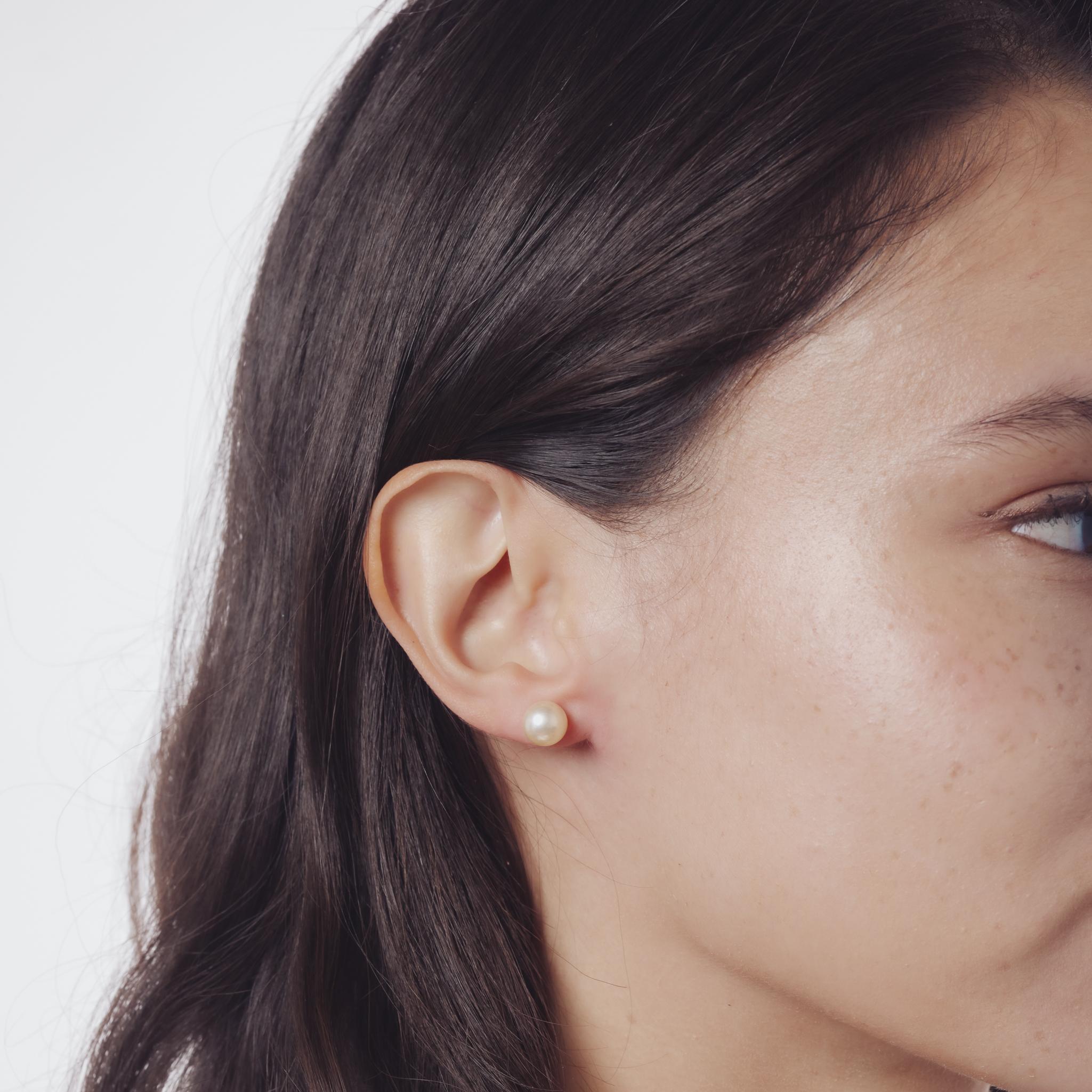 Taille ronde Boucles d'oreilles en or jaune 18k avec perles de Mikimoto en vente