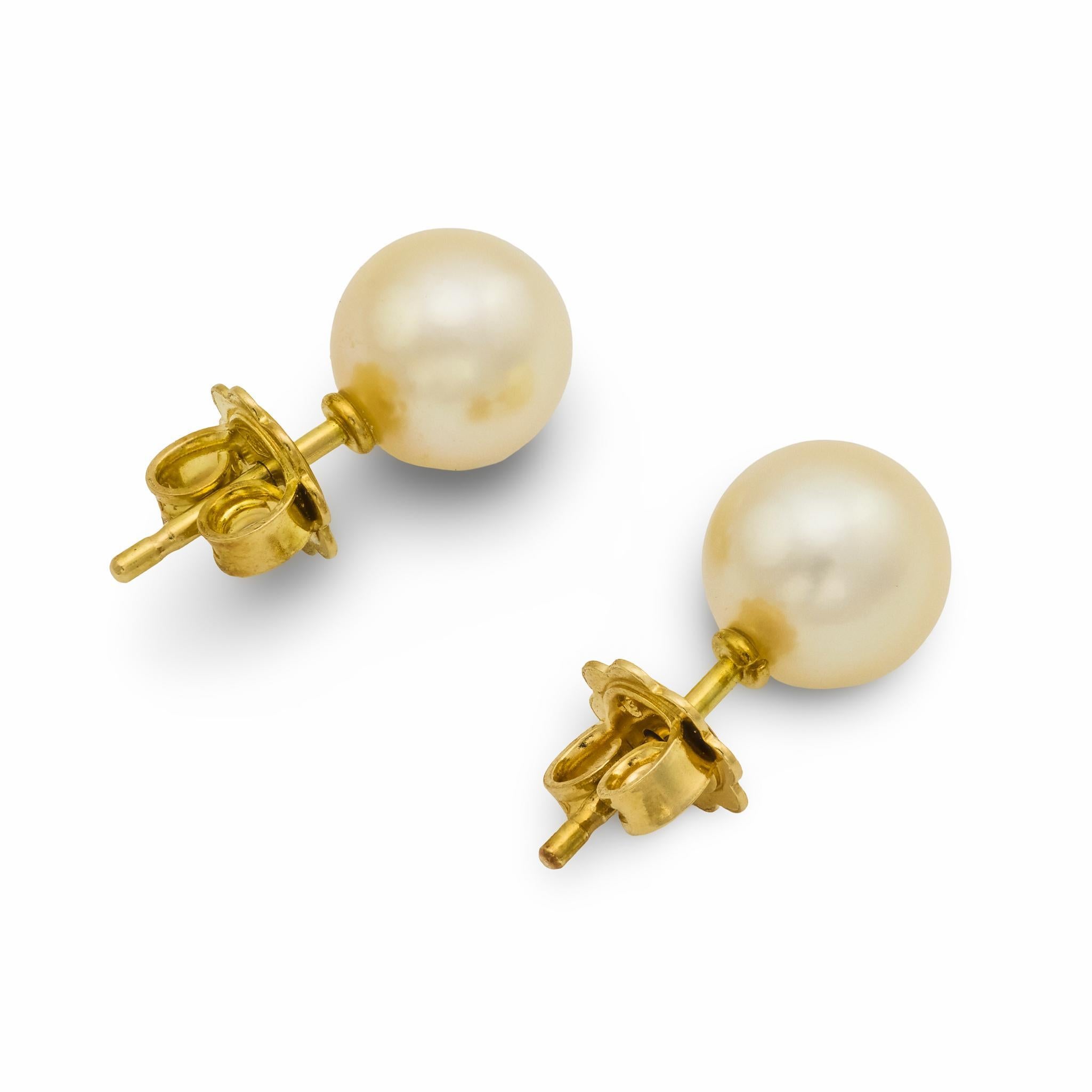 Boucles d'oreilles en or jaune 18k avec perles de Mikimoto Bon état - En vente à Beverly Hills, CA