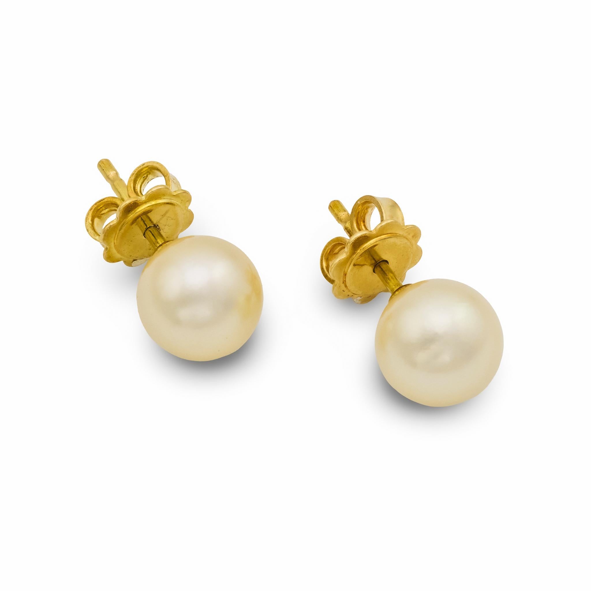 Boucles d'oreilles en or jaune 18k avec perles de Mikimoto en vente 1