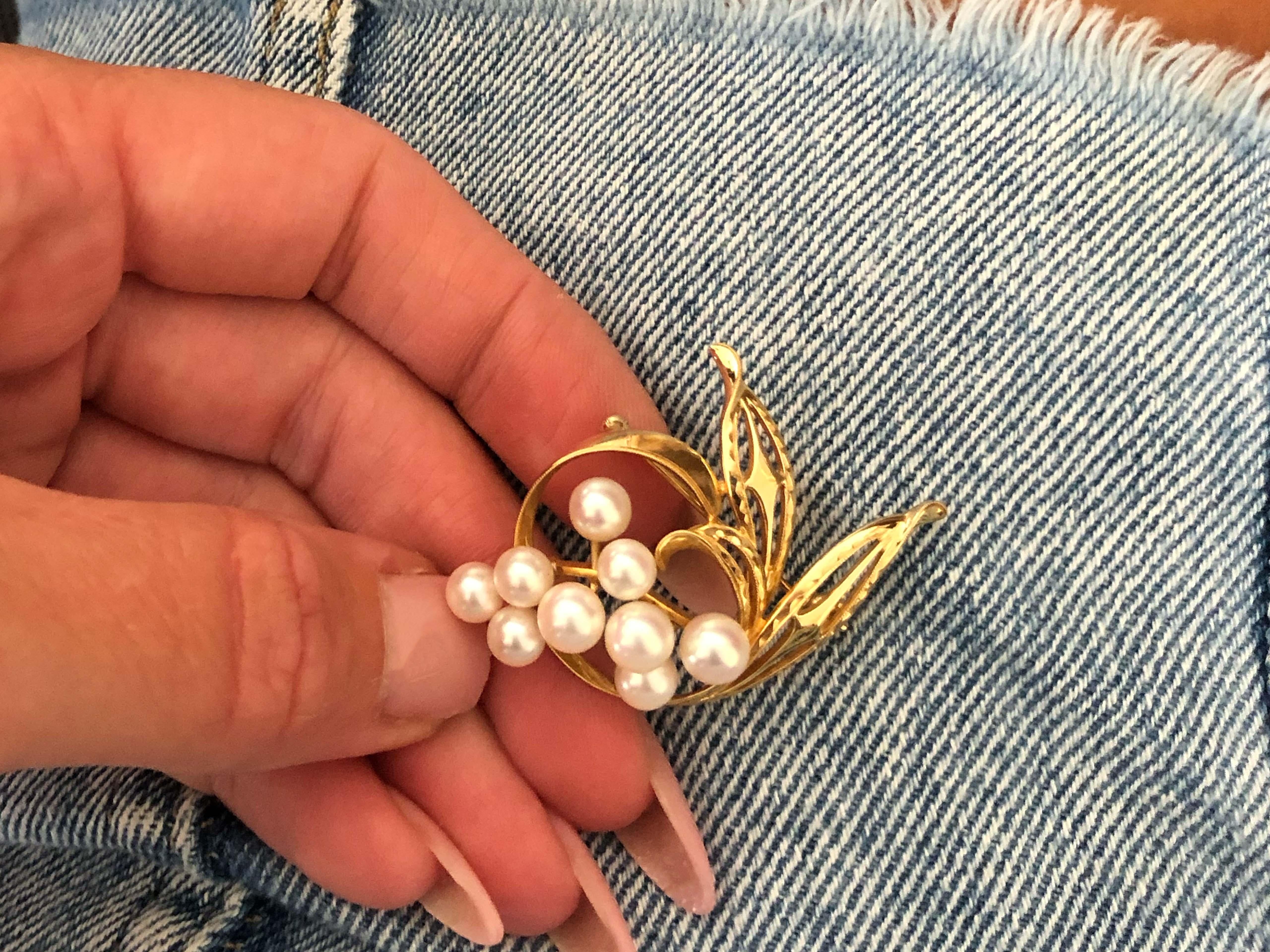 Especificaciones del artículo:

Diseñador: Mikimoto

Metal: oro amarillo de 14 quilates

Piedras preciosas: 9 perlas

Diámetro de la perla: ~5 mm - 6 mm

Diámetro del broche: 1,75