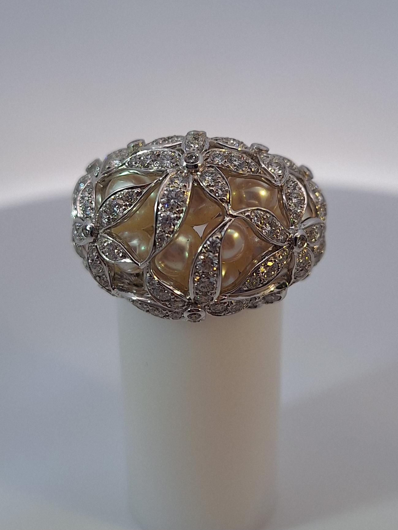 Mikimoto Ring mit Perlen und Diamanten im Zustand „Hervorragend“ in New York, NY
