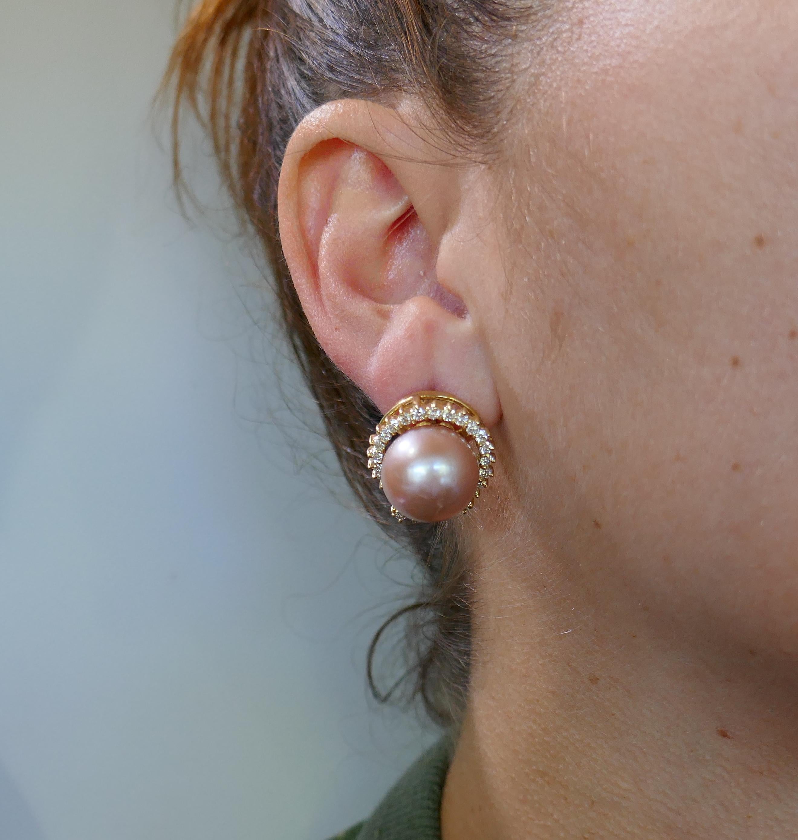 Stilvolle, elegante Ohrringe von Mikimoto aus den 1980er Jahren. Zwei feinste 15-mm-Rosenperlen, die mit funkelnden Diamanten glänzen, machen Sie einfach unwiderstehlich! Feminin und tragbar, sind die Ohrringe eine großartige Ergänzung Ihrer