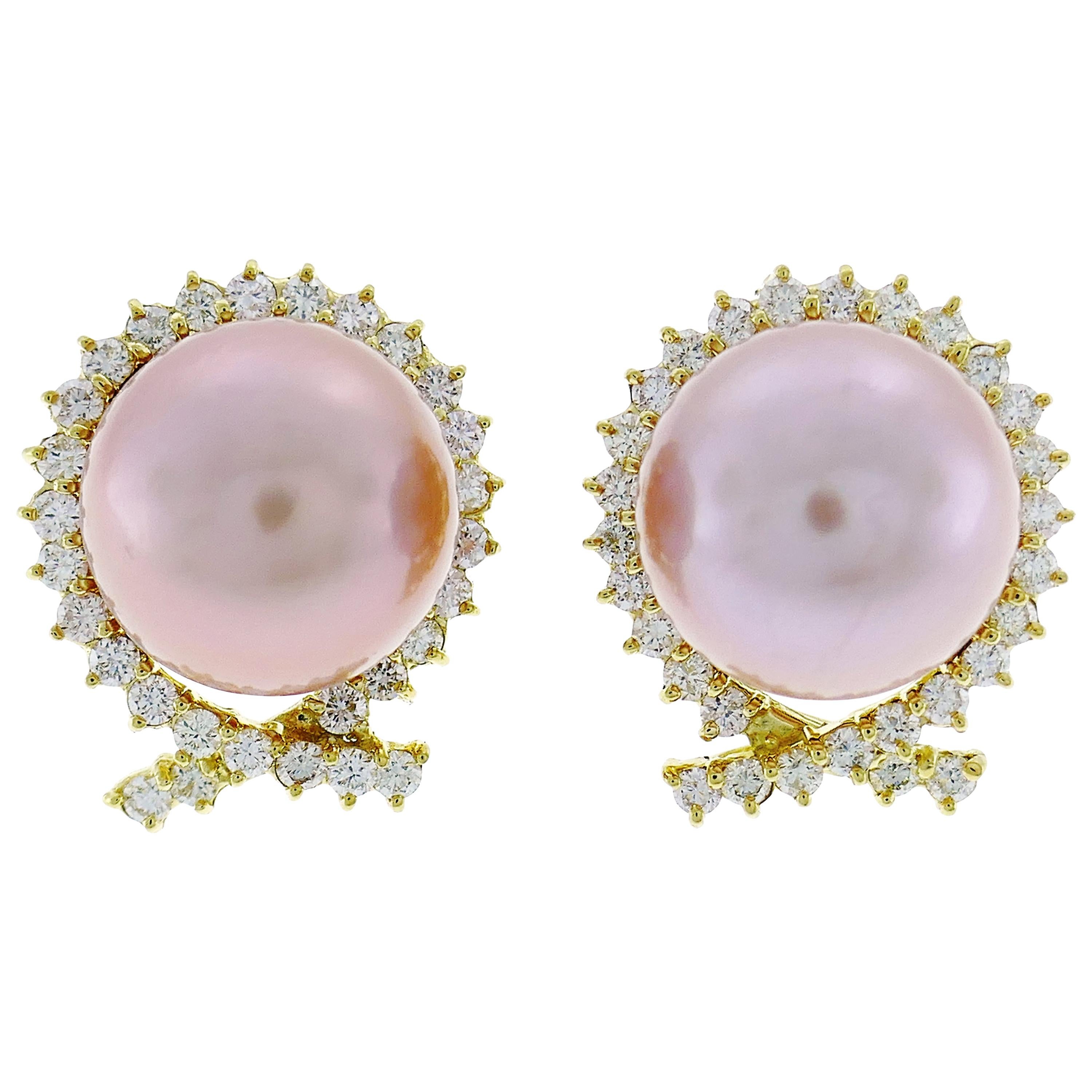 Mikimoto Ohrringe aus Gelbgold mit Perlen und Diamanten im Angebot