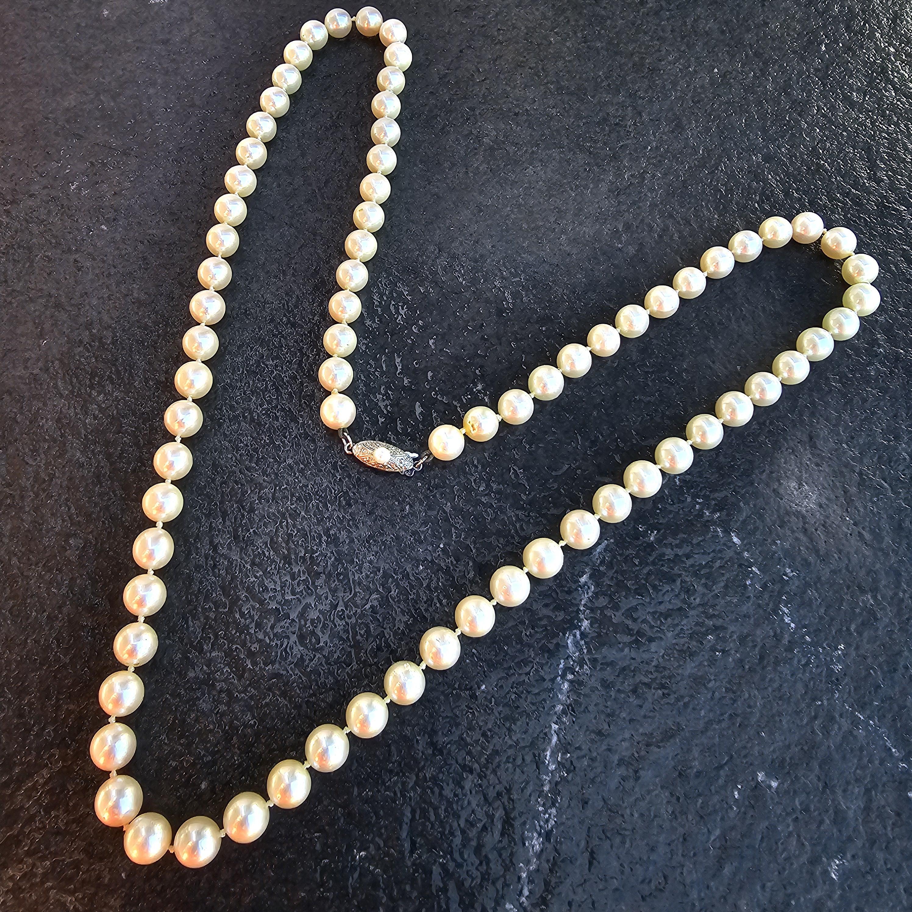 Descubre el Collar de Perlas Cultivadas Mikimoto, una pieza deslumbrante que encarna la elegancia refinada. Este exquisito collar presenta lustrosas perlas, meticulosamente elaboradas para mostrar su belleza natural. Las perlas están elegantemente