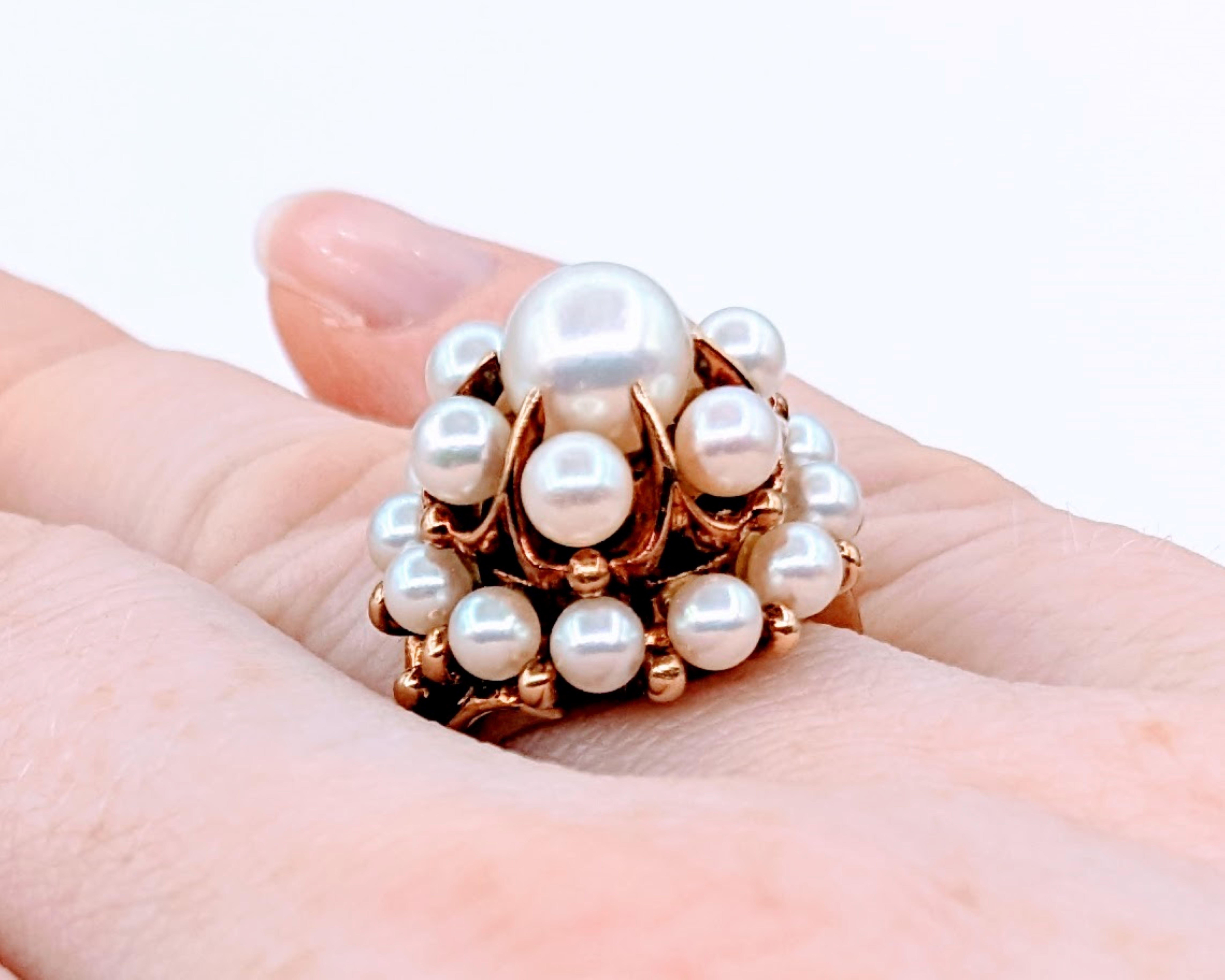 Vintage Mikimoto Perle Prinzessin Cocktail Ring

Dieses exquisite Stück zeigt eine abgestufte Anordnung von Zuchtperlen in den Größen von 3 mm bis 7 mm. Die Perlen strahlen eine zeitlose Eleganz aus und verleihen jedem Anlass einen Hauch von