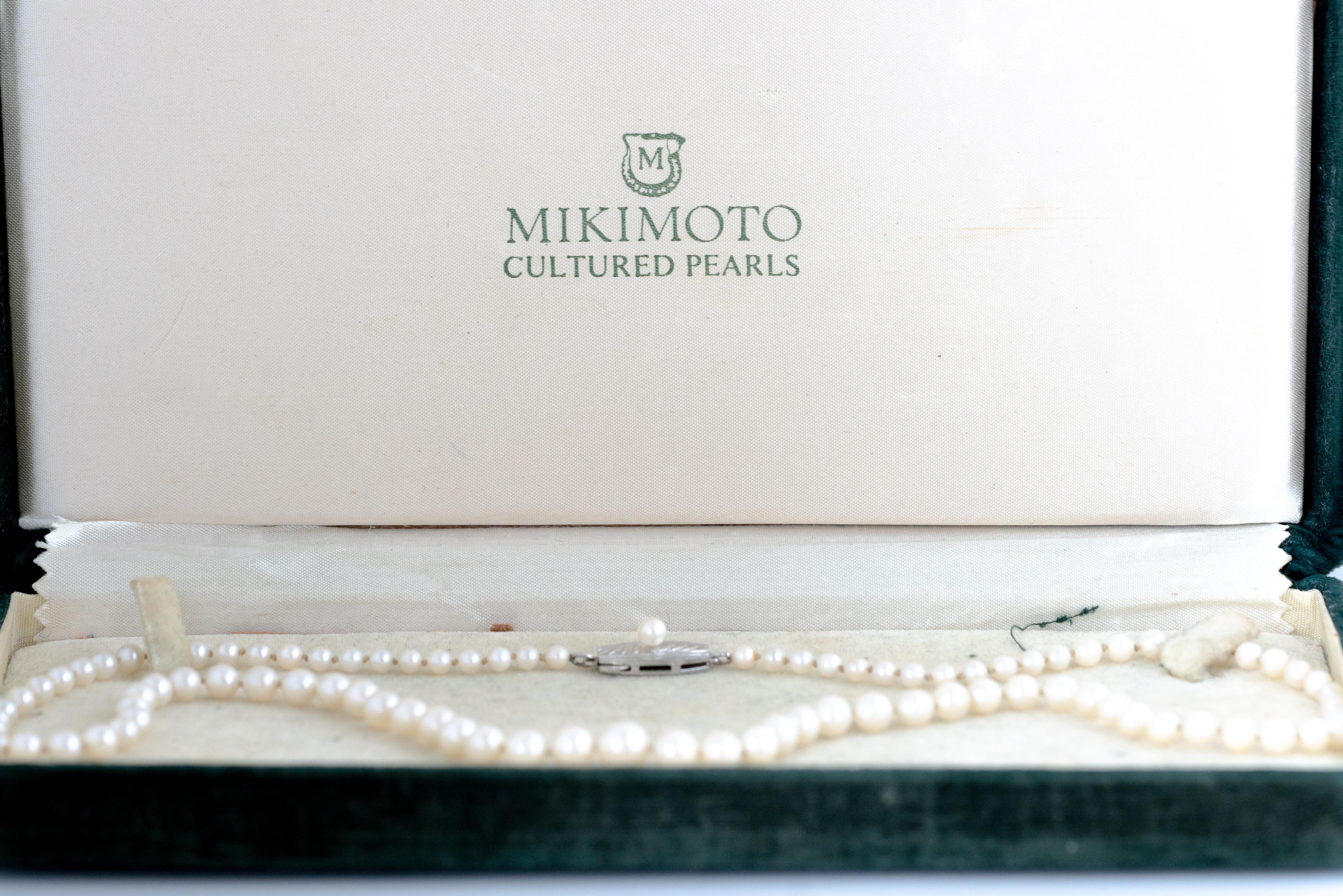 PEARL NECKLACE WITH SILVER CLASP AND RING WITH ROCK CRYSTAL, SILVER.  Jewellery & Gemstones - Necklace - Auctionet