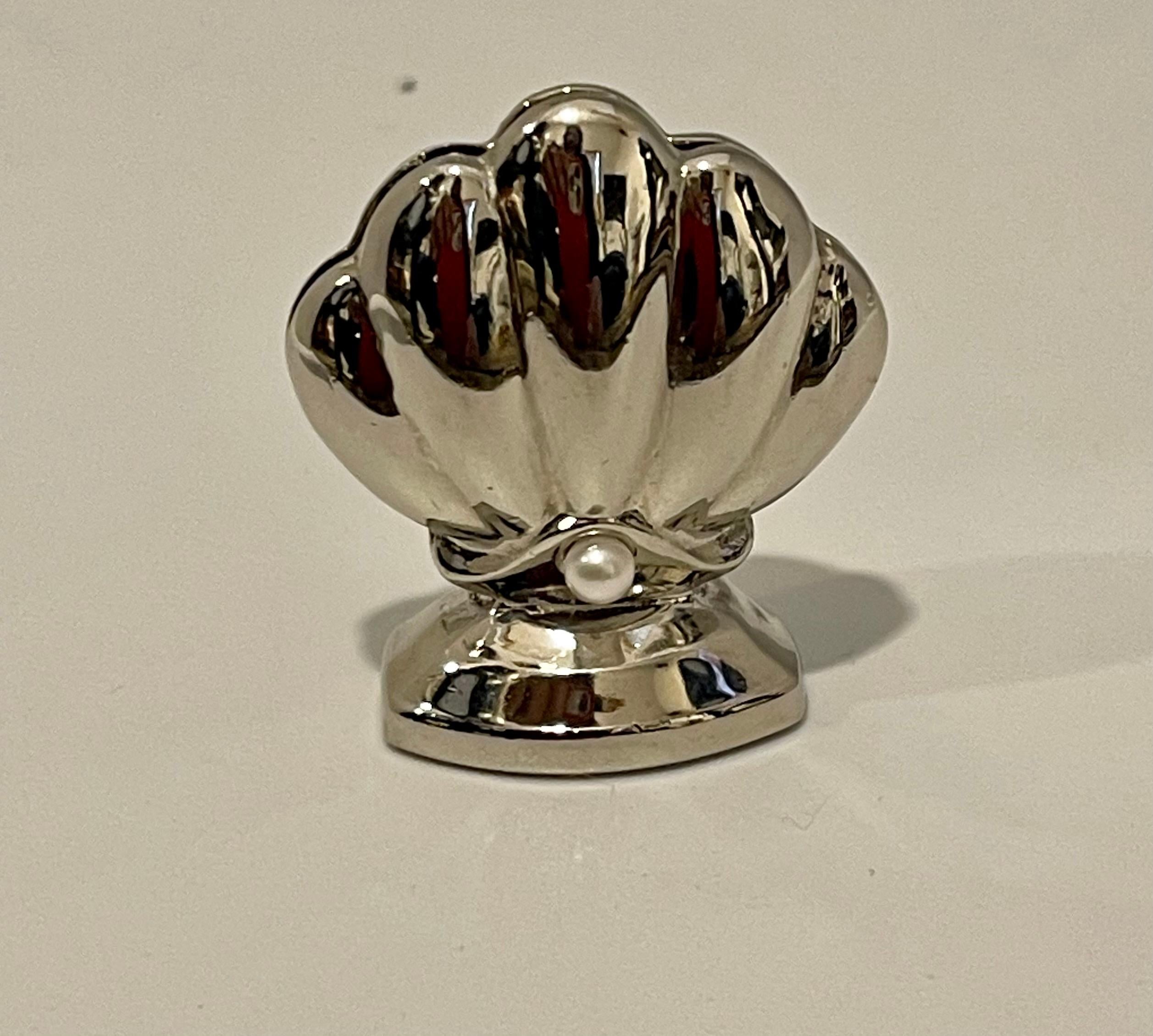 Eine alte Mikimoto-Perle auf  ein wunderschöner einzigartiger Briefbeschwerer von Mikimoto
Es hat die Form einer Muschel 
Gewicht 57 gm 
i Zoll breit und 1 und einen halben Zoll hoch 
Markiert Mikimoto
Stellen Sie es in Ihrem Büro auf, um zu