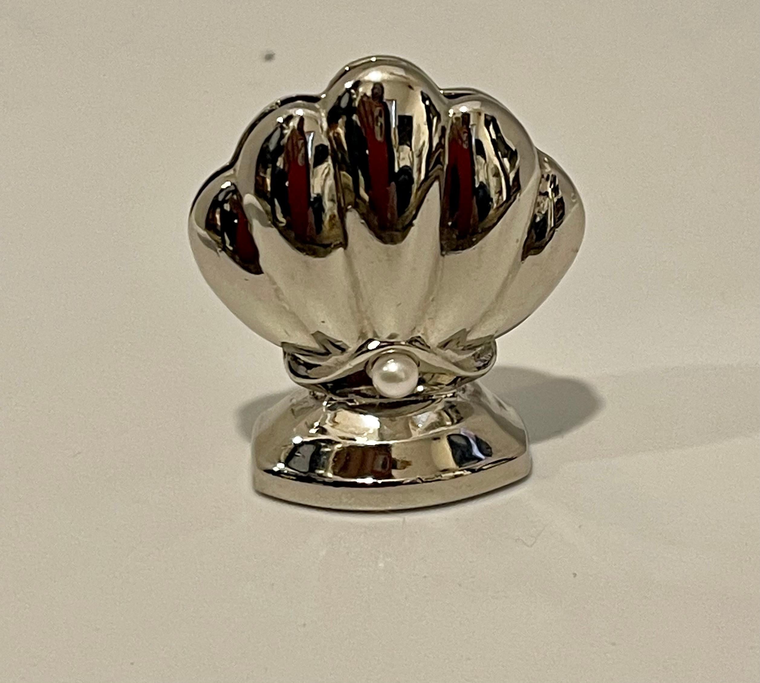 Une perle Mikimoto vintage sur  un magnifique presse-papier unique de Mikimoto
Il est en forme de coquille 
Poids 57 gm 
1 pouce de large et 1 pouce et demi de haut 
Marqué Mikimoto
Mettez-le dans votre bureau pour impressionner.
Jetez un coup d'œil