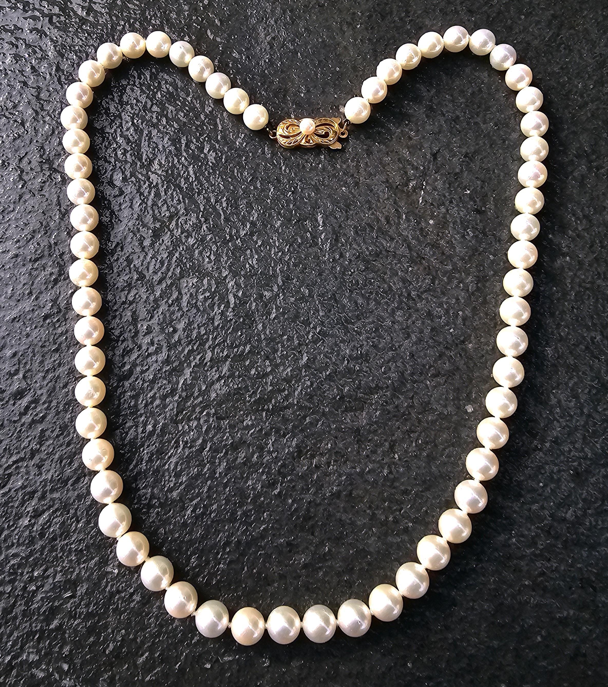 Le collier de perles Mikimoto vient enrichir votre collection de bijoux. Cette pièce intemporelle met en valeur l'élégance des perles alliée au luxe de l'or 18 carats. Chaque perle taillée est méticuleusement travaillée, créant un design harmonieux