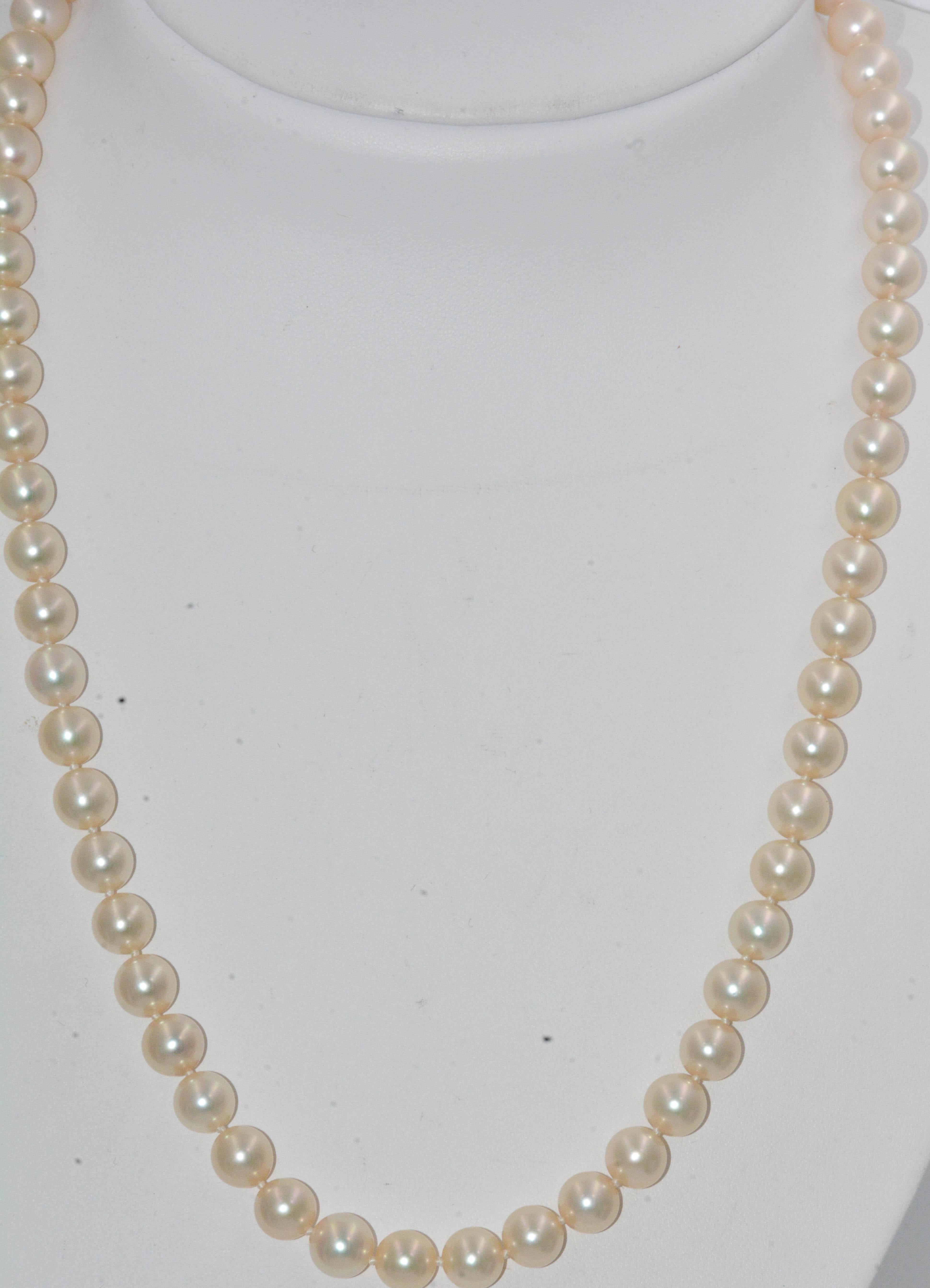 Mikimoto Pearls 18 Karat Yellow Gold Clasp In Excellent Condition In Dallas, TX