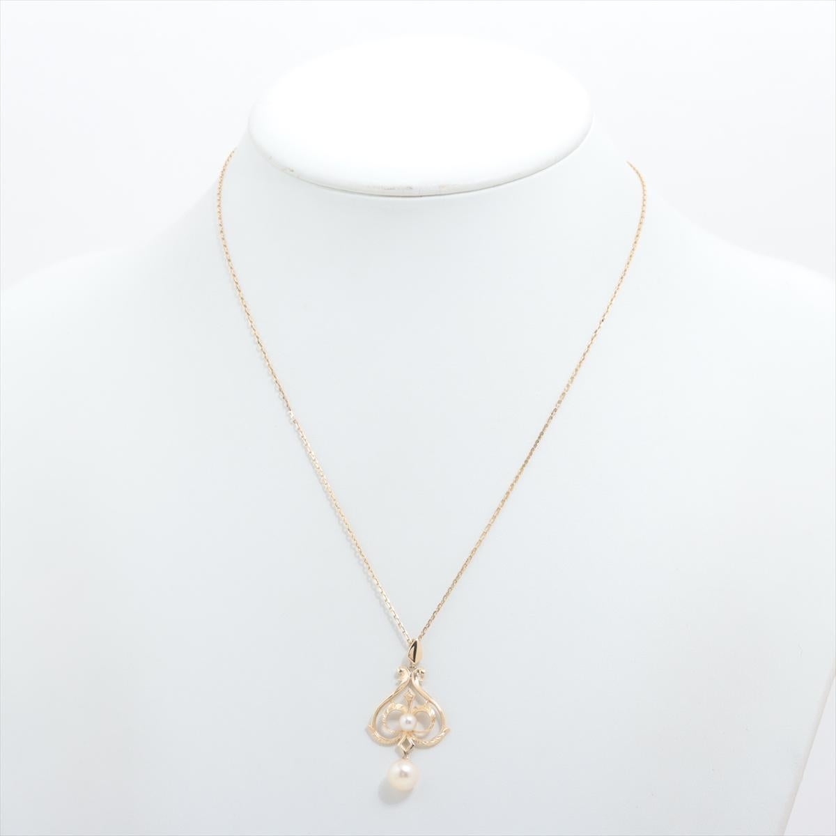 Un'aggiunta straordinaria alla tua collezione. Molto raro
Ciondolo con perla Lavaliere in oro giallo 14k Mikimoto

Il ciondolo è marchiato 14k Mikimoto.
La catena è di 14k Mikimoto

Dettagli:
Catena lunga 17 pollici
Perle Akoya da 4,5 mm a 7,5