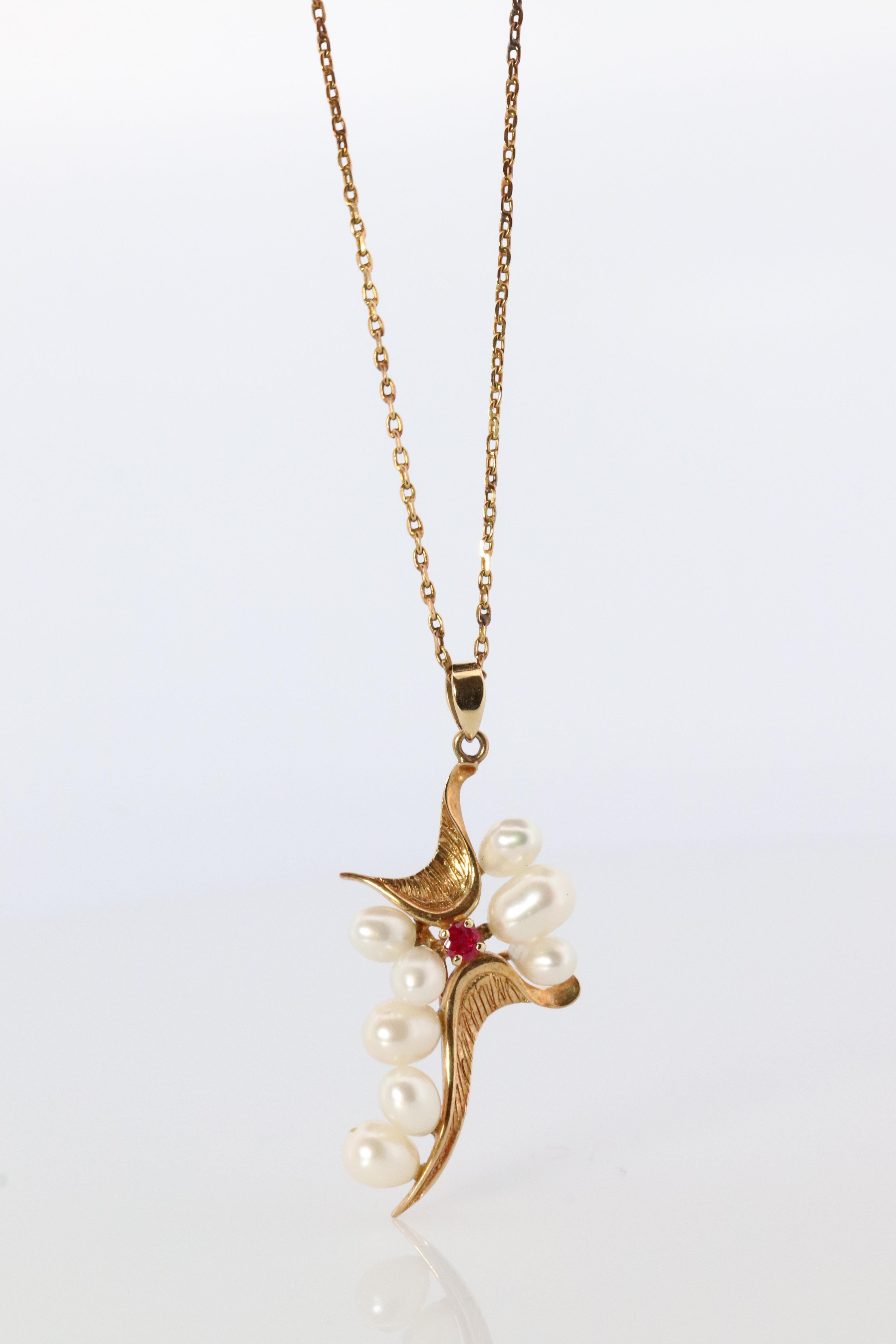 Eine wunderbare Ergänzung für Ihre Sammlung. Sehr selten
14k Gelbgold MIKIMOTO Perle und Rubin Kreuz Kruzifix-Anhänger.

Anhänger ist 14k Mikimoto entsprechend gepunzt.

Einzelheiten:
16in Länge Kette
Ovale Perlen
3mm natürlicher Rubin
18mm x 34mm