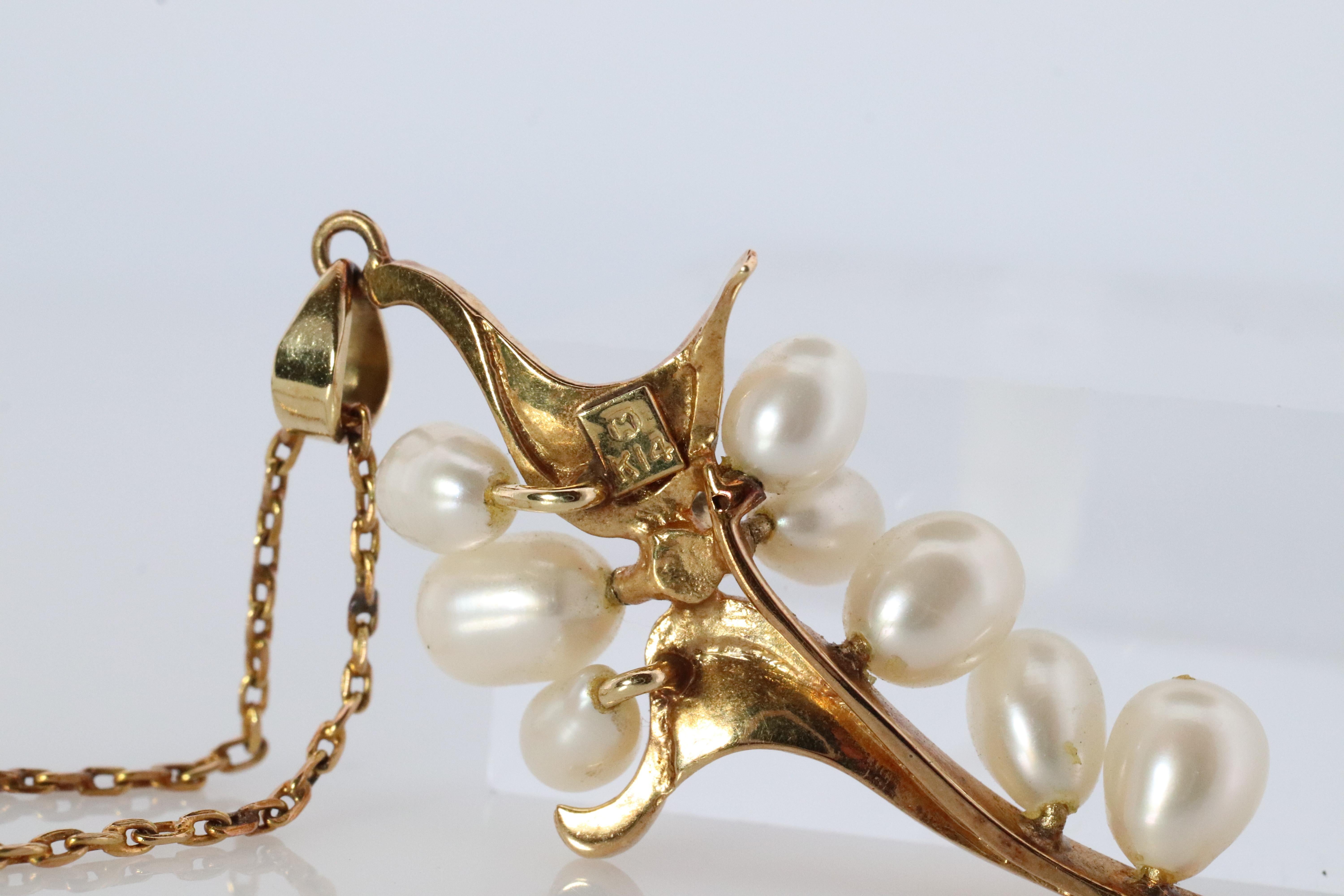 Mikimoto Anhänger. 14k Gelbgold Mikimoto Perle Rubin Kreuz Kruzifix Halskette. (Moderne)