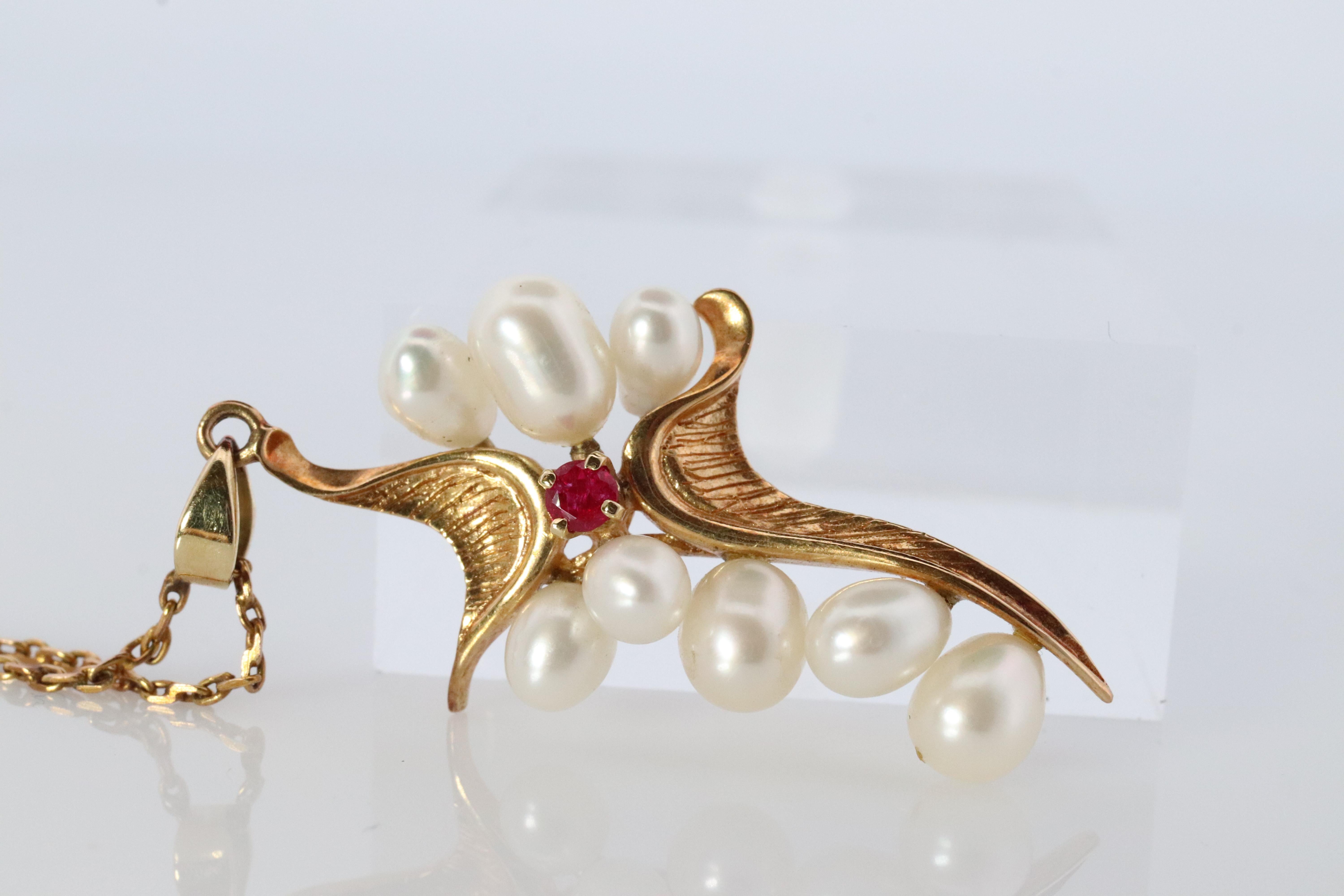 Mikimoto Anhänger. 14k Gelbgold Mikimoto Perle Rubin Kreuz Kruzifix Halskette. im Zustand „Gut“ in Port Charlotte, FL