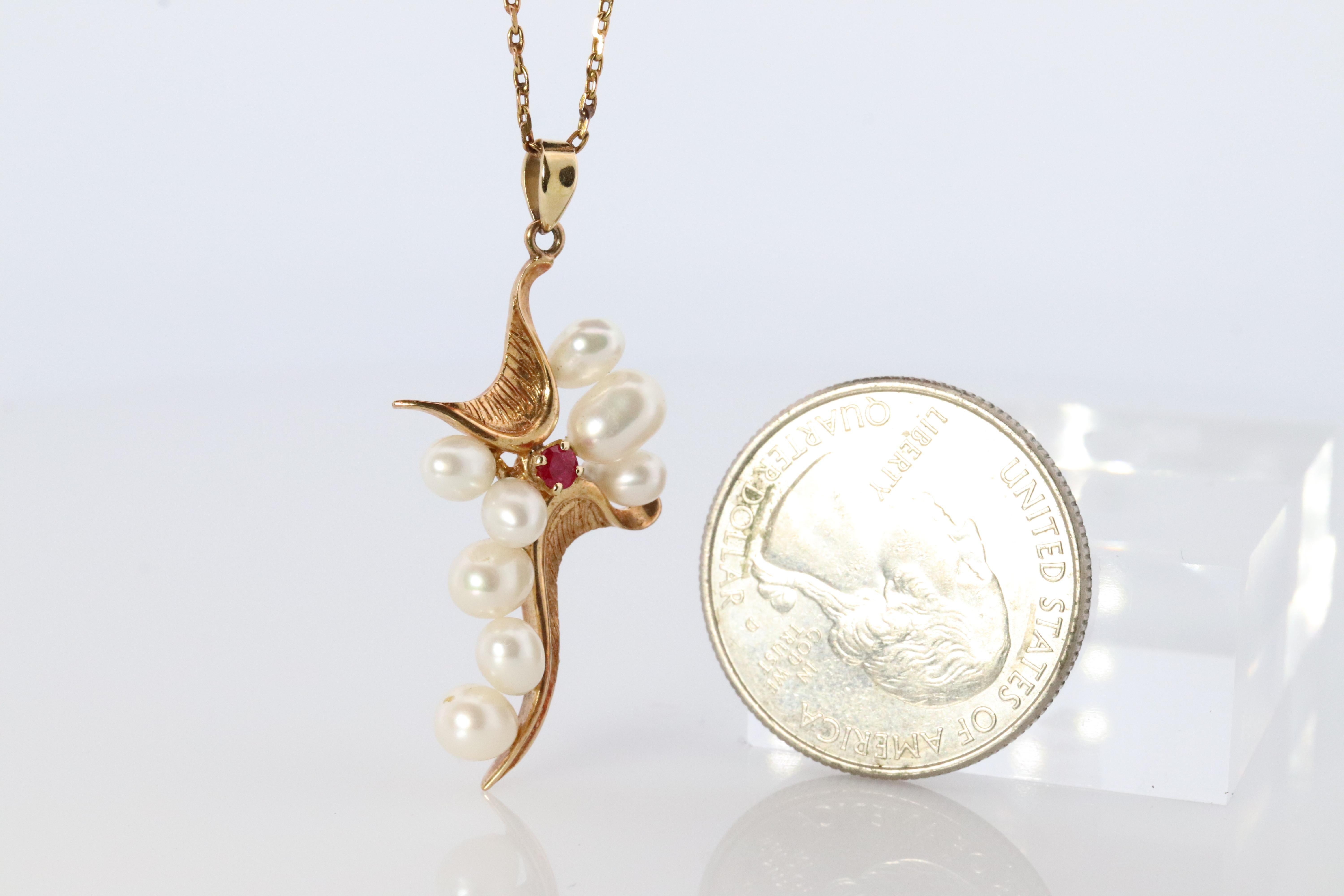 Mikimoto Anhänger. 14k Gelbgold Mikimoto Perle Rubin Kreuz Kruzifix Halskette. Damen