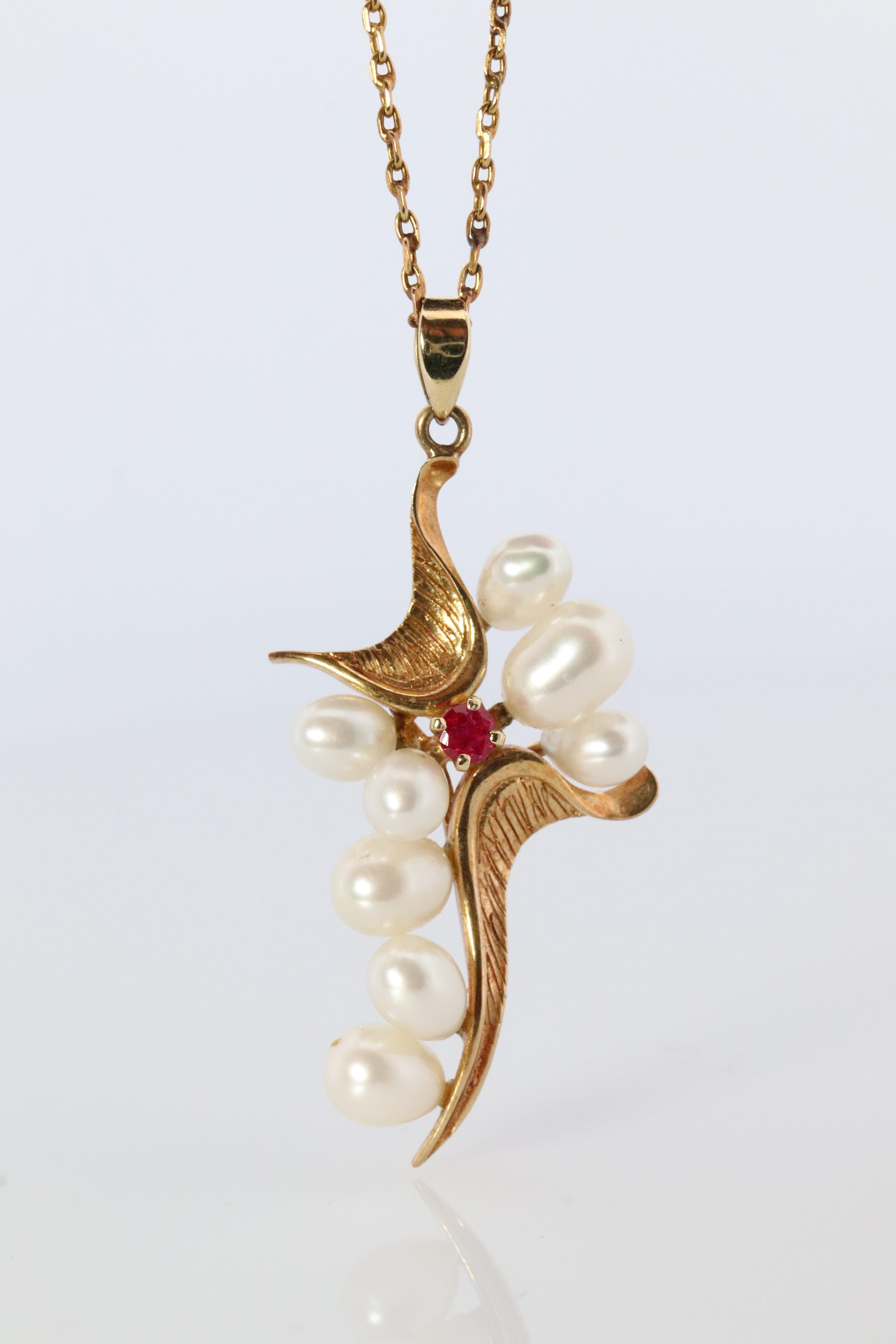 Mikimoto Anhänger. 14k Gelbgold Mikimoto Perle Rubin Kreuz Kruzifix Halskette. 1