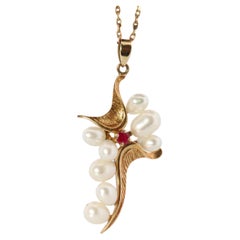 Mikimoto Anhänger. 14k Gelbgold Mikimoto Perle Rubin Kreuz Kruzifix Halskette.
