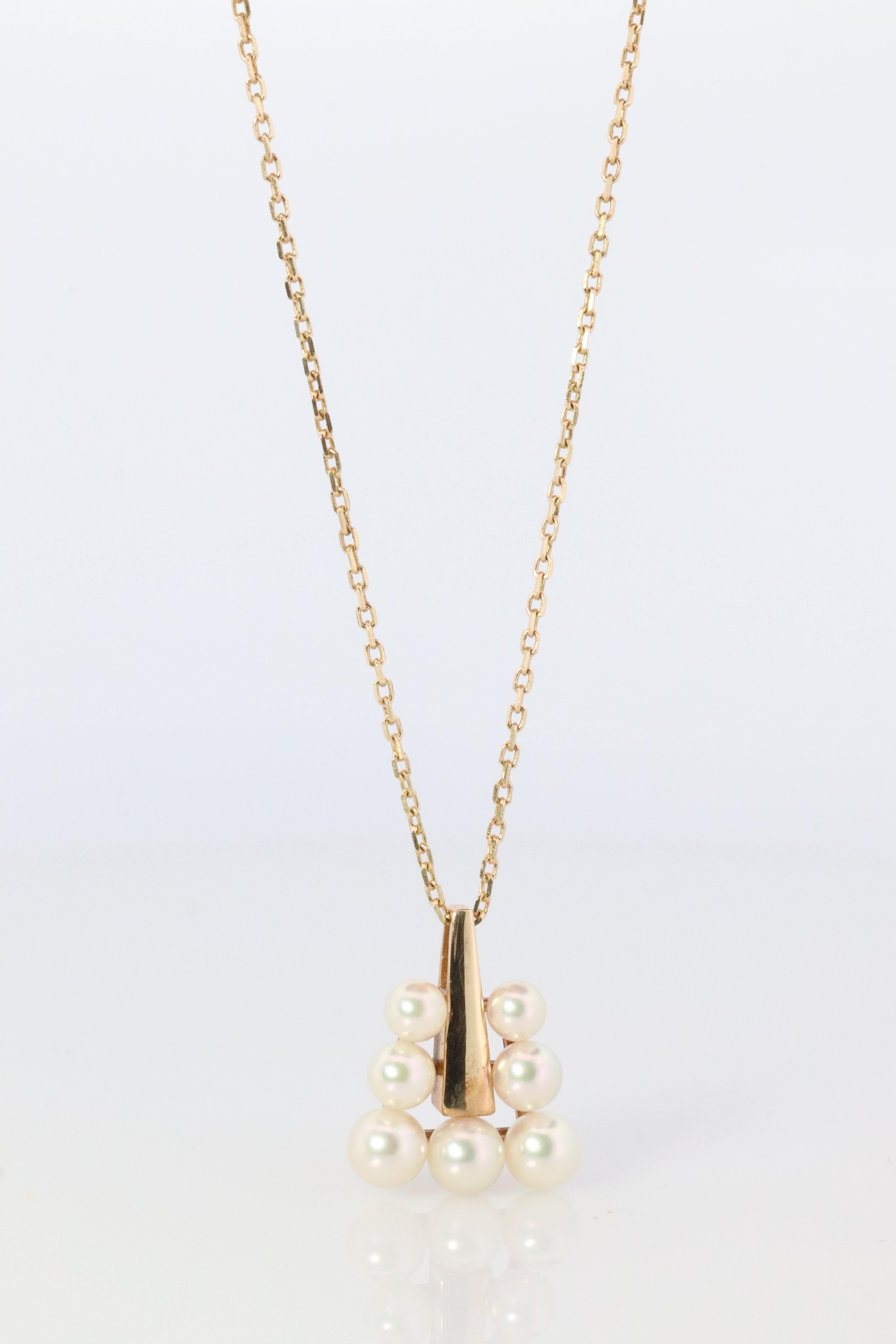 Un ajout étonnant à votre collection. Très rare
Pendentif pyramide de perles en or jaune 18k Mikimoto

Le pendentif est dûment poinçonné par Mikimoto en 18k.
Chaîne en Mikimoto 18k

Détails :
Chaîne de 16 pouces de long
Perles d'Akoya de 3,5 mm à 5