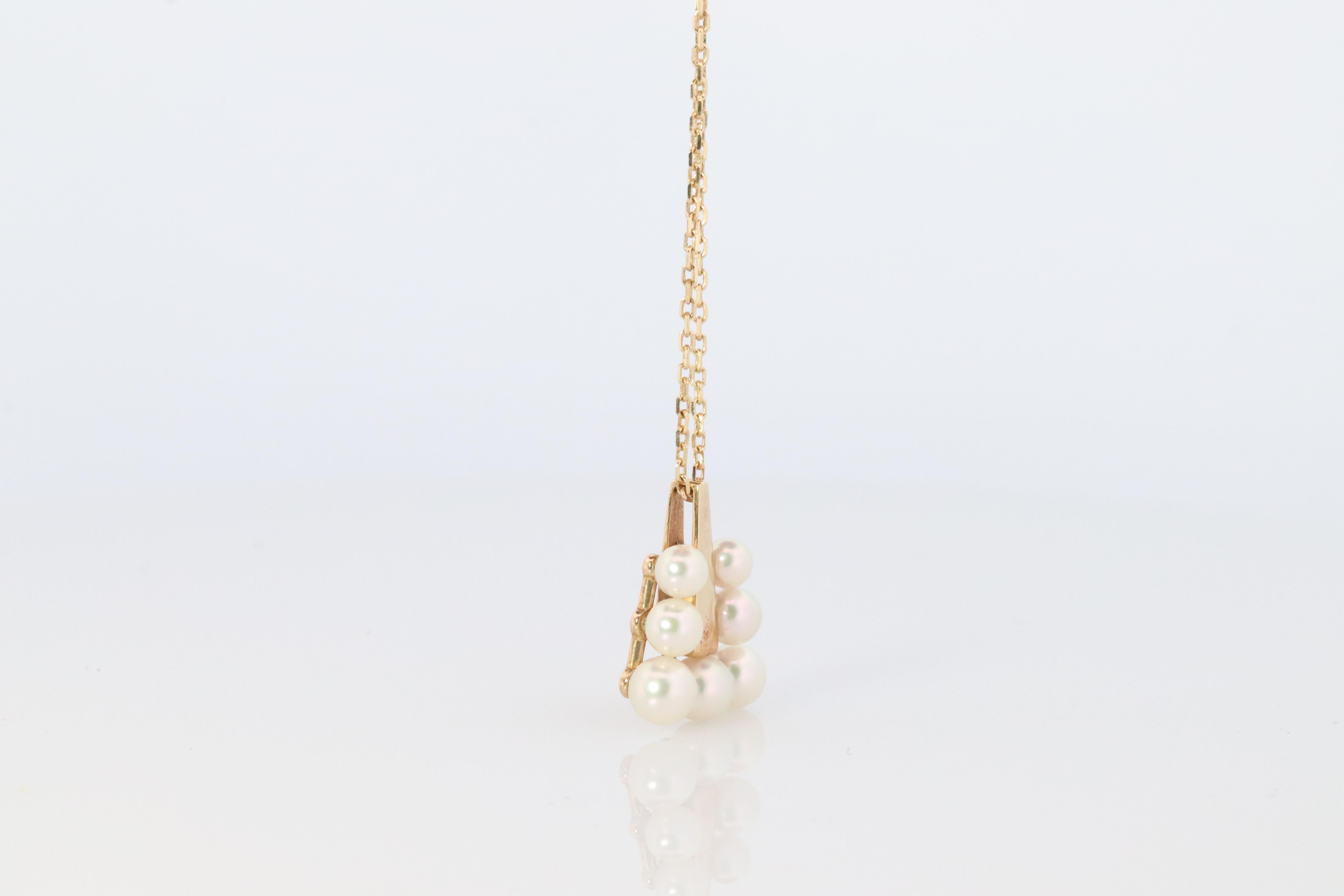 Moderne Pendentif Mikimoto. Collier de perles graduées en or 18k avec pyramide triangulaire Mikimoto. en vente