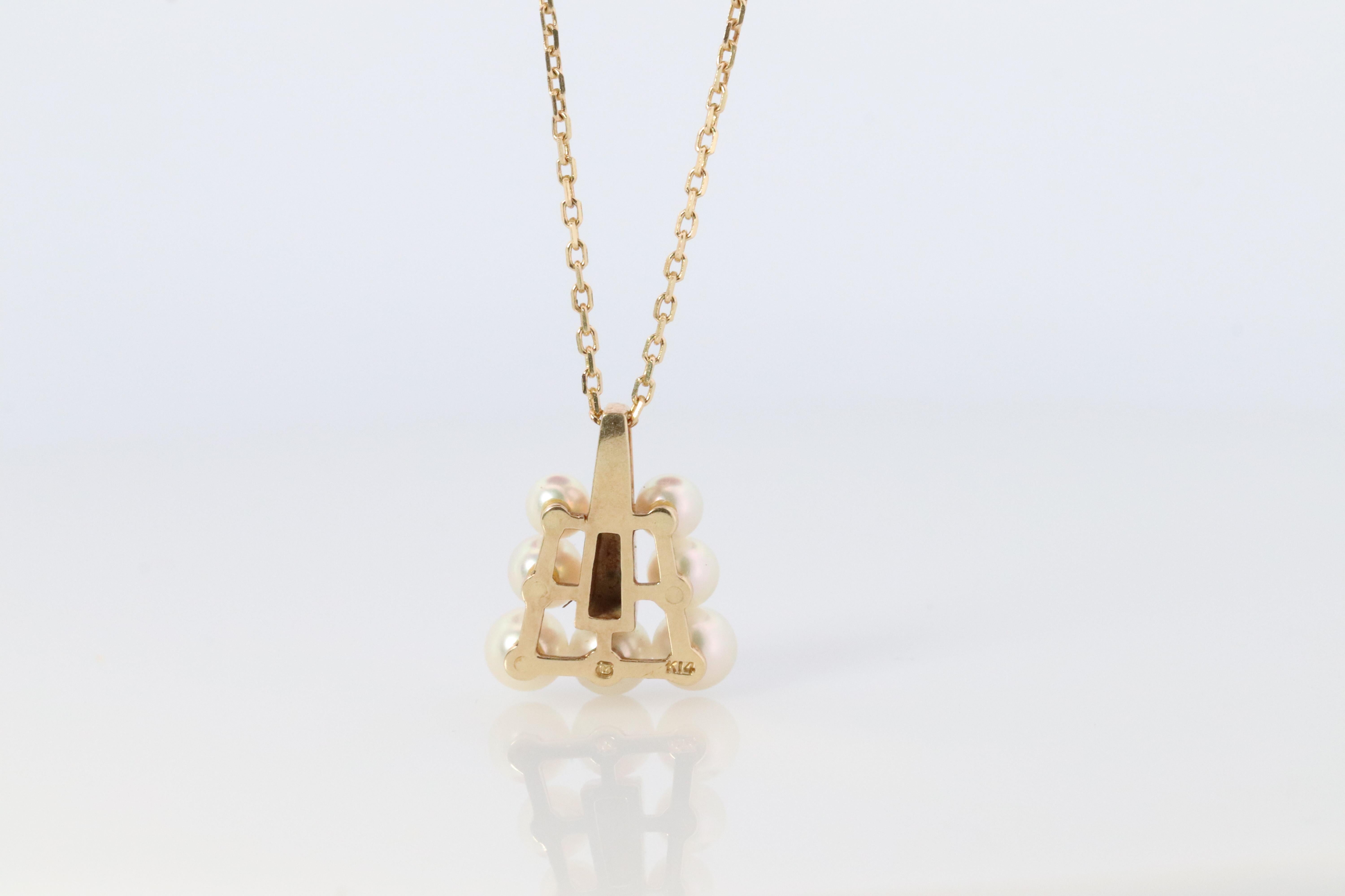 Taille ronde Pendentif Mikimoto. Collier de perles graduées en or 18k avec pyramide triangulaire Mikimoto. en vente