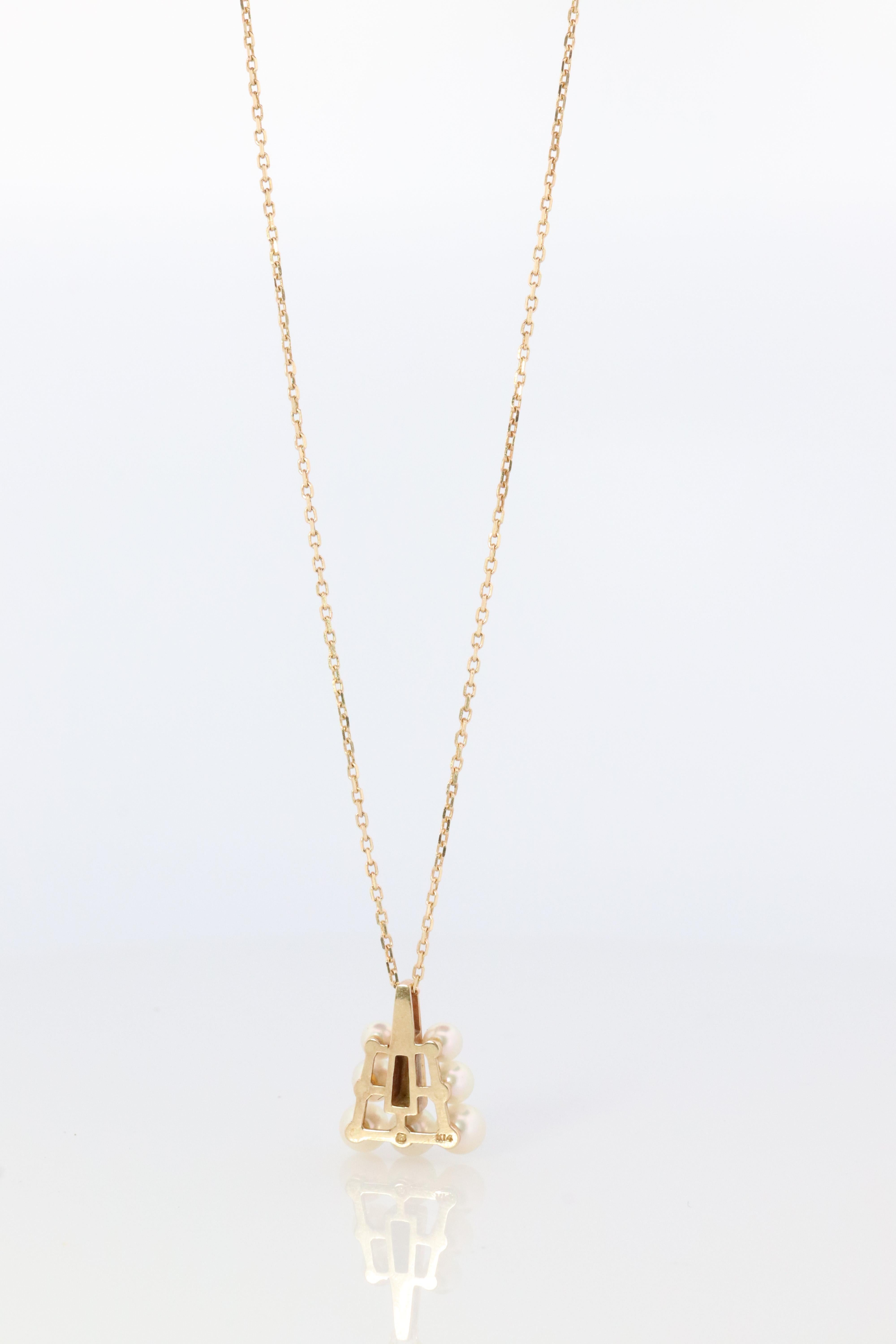 Pendentif Mikimoto. Collier de perles graduées en or 18k avec pyramide triangulaire Mikimoto. Bon état - En vente à Port Charlotte, FL