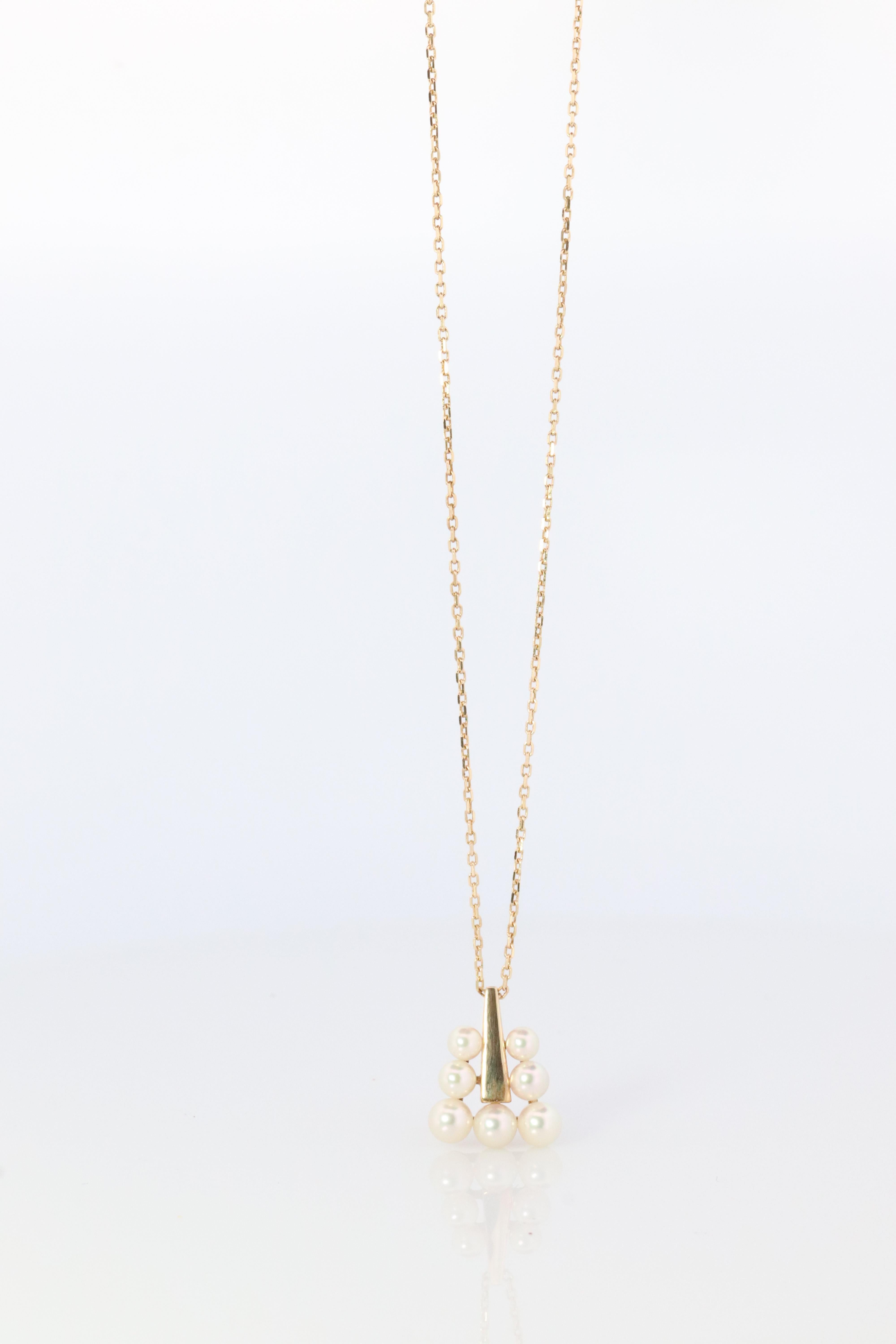 Pendentif Mikimoto. Collier de perles graduées en or 18k avec pyramide triangulaire Mikimoto. Pour femmes en vente