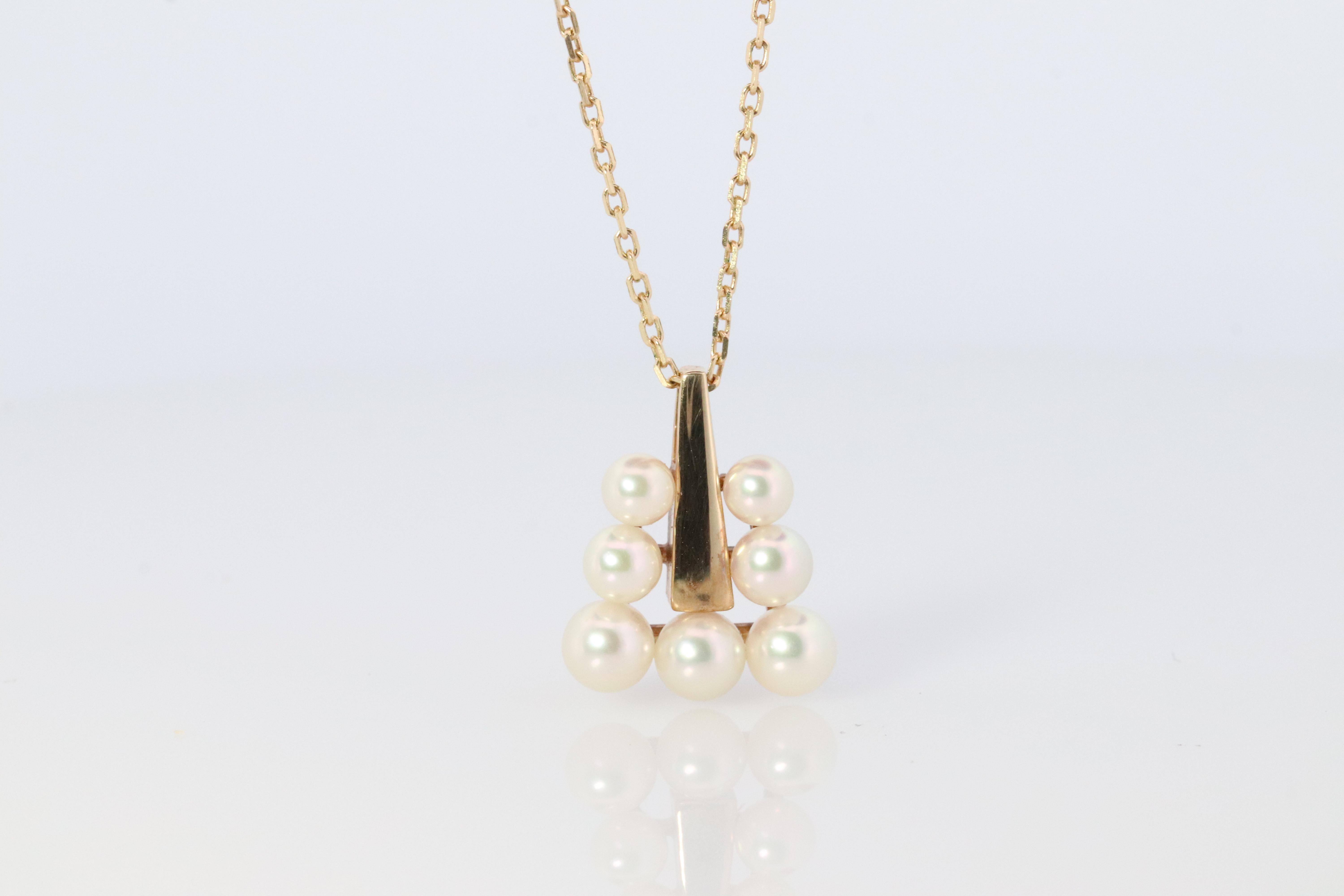 Pendentif Mikimoto. Collier de perles graduées en or 18k avec pyramide triangulaire Mikimoto. en vente 2