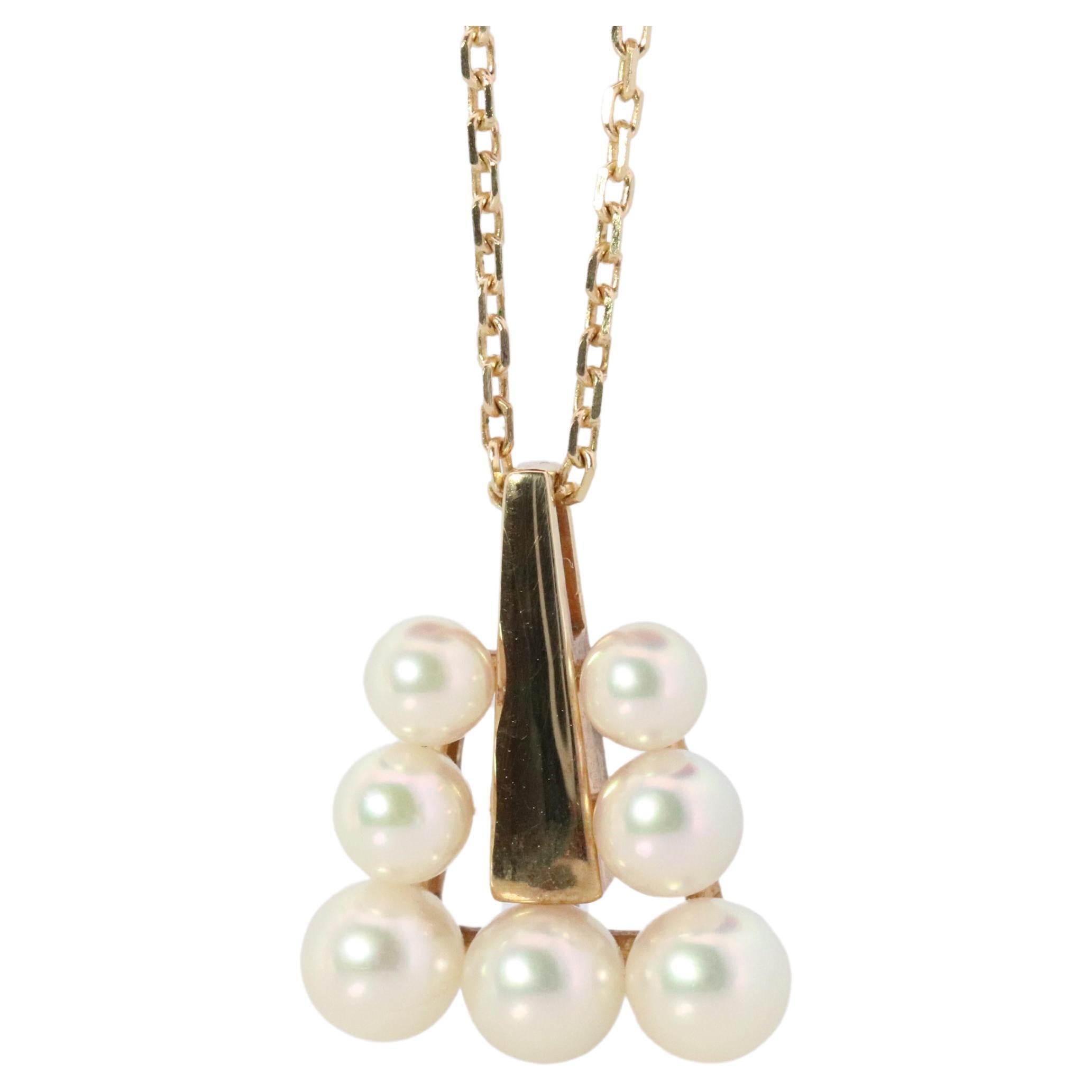 Colgante Mikimoto. Collar de perlas graduadas en forma de pirámide triangular Mikimoto de oro de 18 quilates.