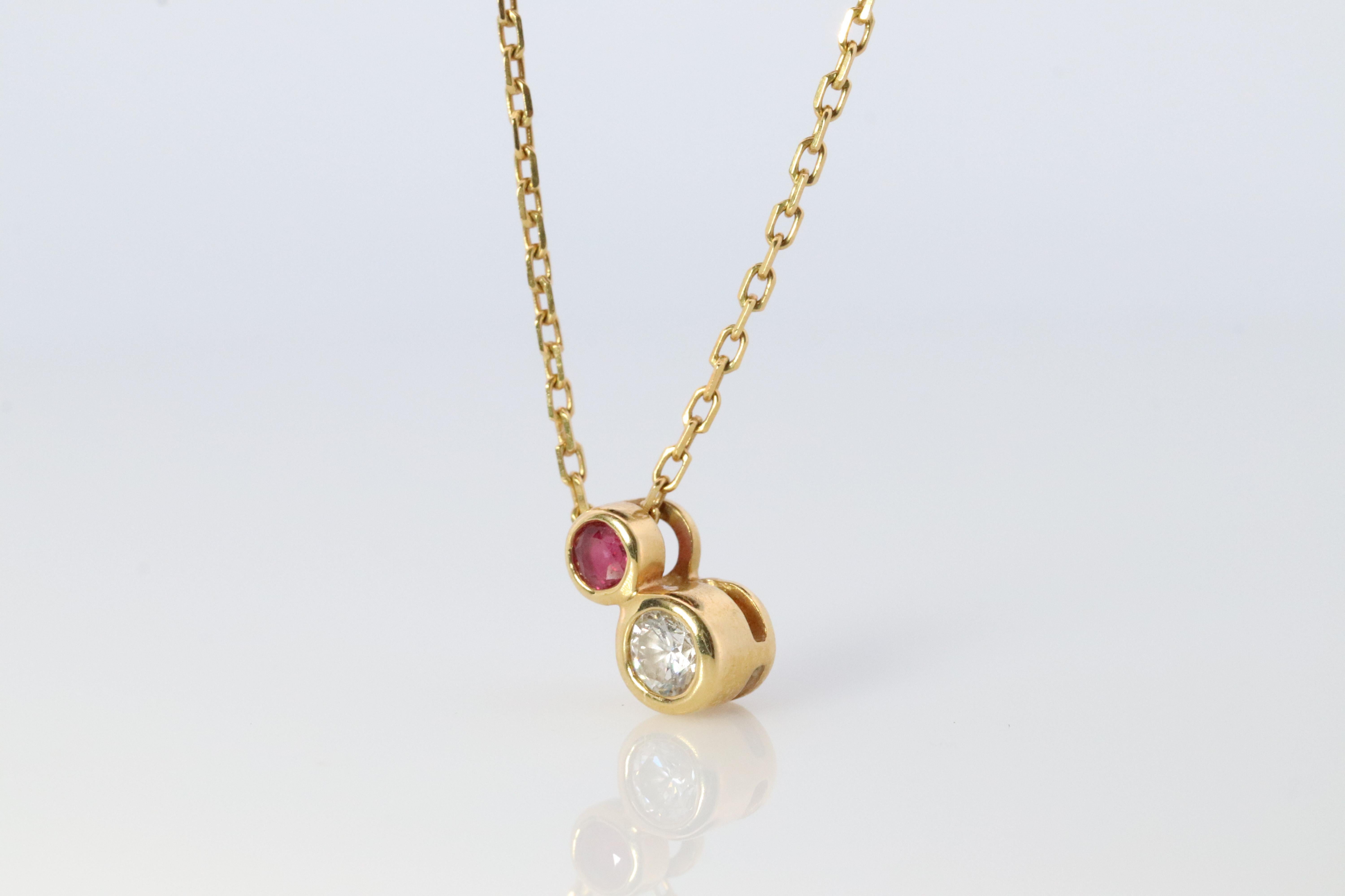 Un complemento sorprendente para tu colección. Muy raro
Colgante MIKIMOTO de oro amarillo de 18 quilates con diamante y rubí solitario.

El colgante tiene el sello Mikimoto de 18 quilates.

Detalles:
Cadena de 16 pulgadas de longitud
Diamante de 3,5