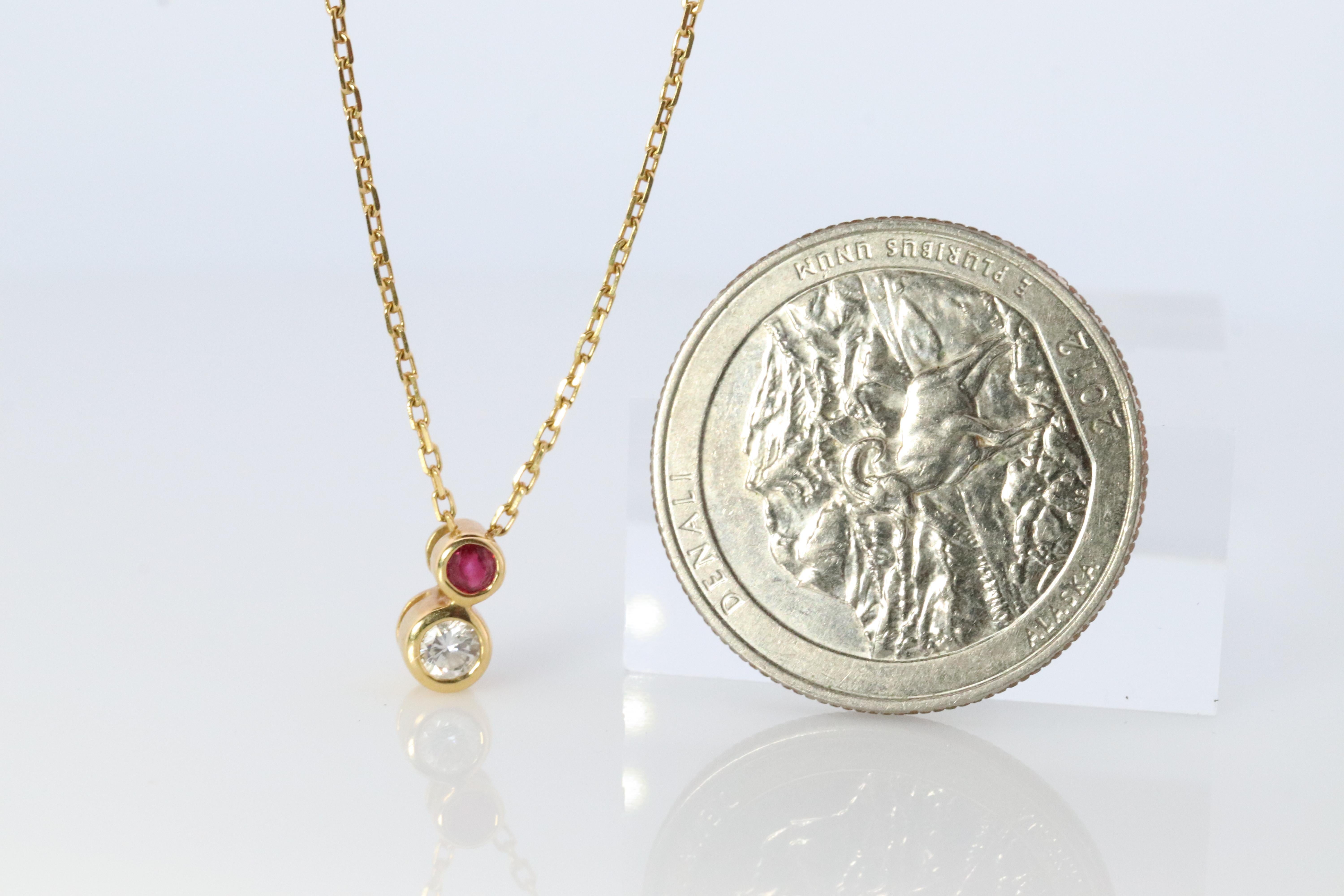 Colgante Mikimoto. Collar Mikimoto de oro amarillo de 18 quilates con solitario de diamante y rubí. Corte redondo en venta