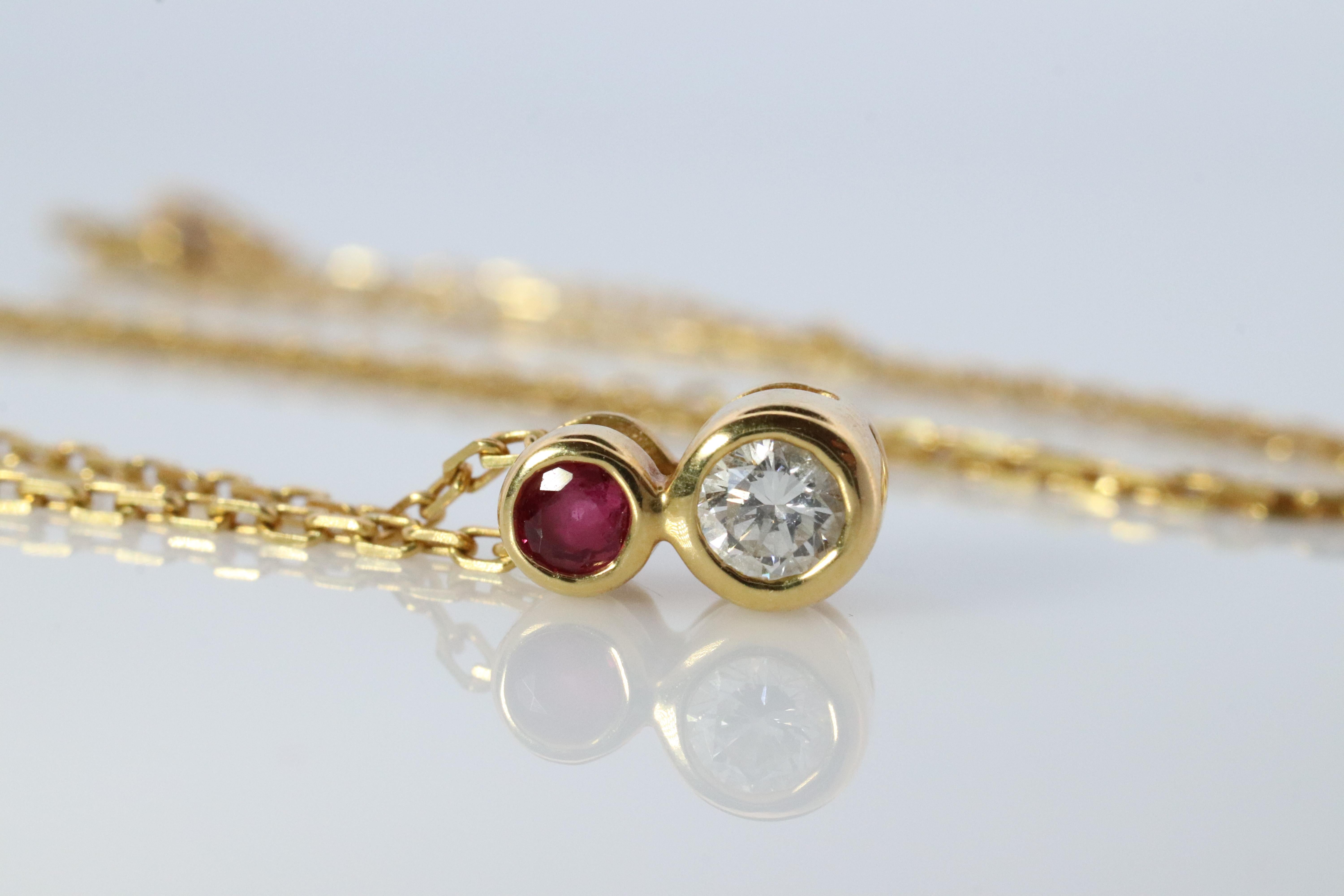 De las mujeres Colgante Mikimoto. Collar Mikimoto de oro amarillo de 18 quilates con solitario de diamante y rubí. en venta