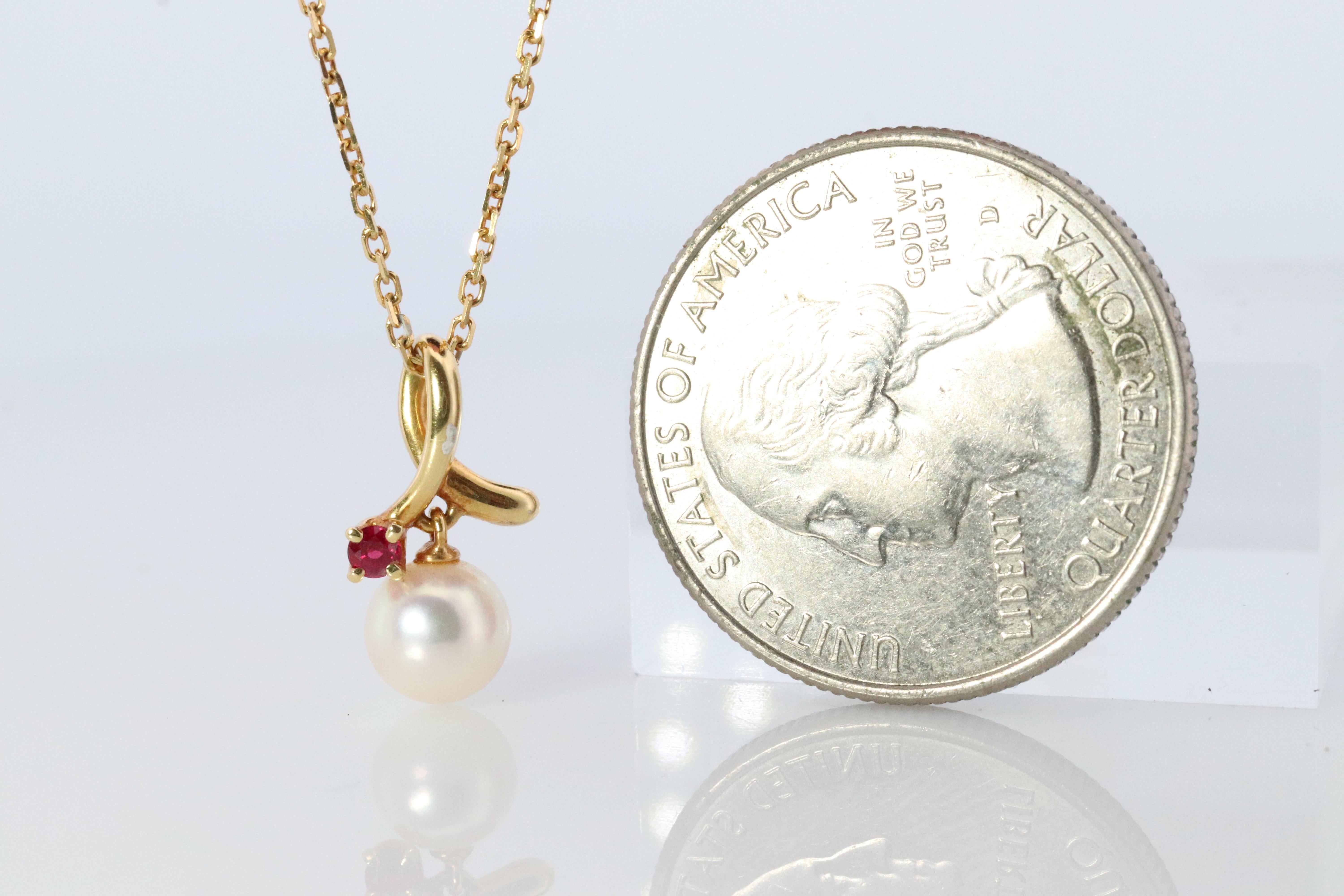 Un complemento sorprendente para tu colección. Muy raro
Colgante gota de perla y rubí MIKIMOTO de oro amarillo de 18k.

El colgante tiene el sello Mikimoto de 18 quilates.

Detalles:
Cadena de 15 pulgadas de longitud
perla akoya de 6,5 mm
Rubí de