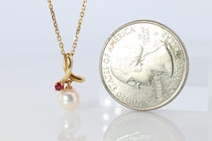 Colgante Mikimoto. Collar Mikimoto Perla Rubí de Oro Amarillo de 18k.