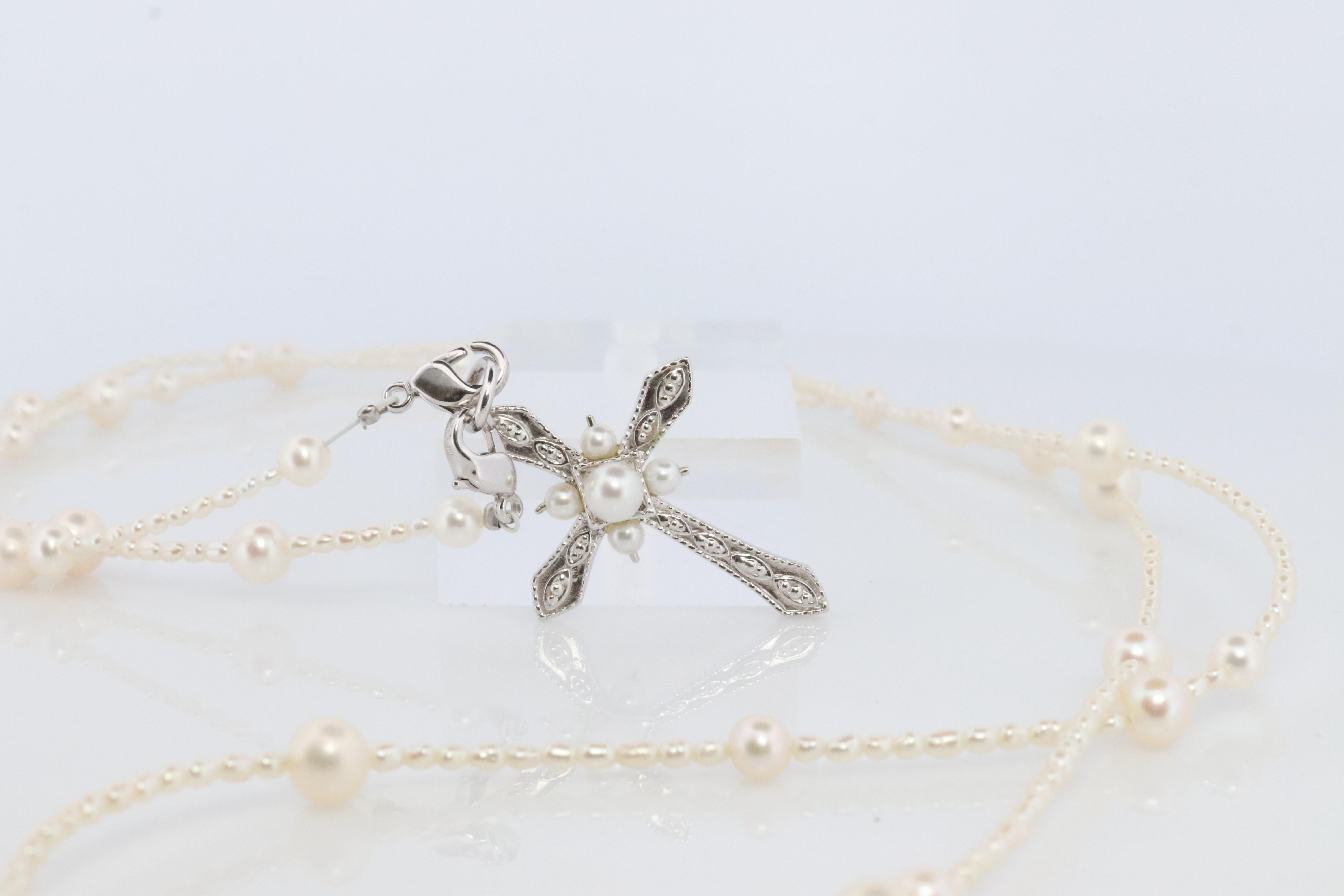 Mikimoto-Anhänger. Cross Crucifix Sterlingsilber Perlenkette. Mikimoto-Perlen (Rundschliff)