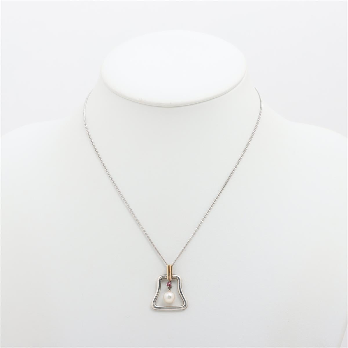 Un complemento sorprendente para tu colección. Muy raro

MIKIMOTO Colgante y collar abstractos de perlas y rubíes colgantes

El colgante es de plata de ley y oro amarillo de 18 quilates. La cadena del collar es de plata de ley


Detalles:
Cadena de