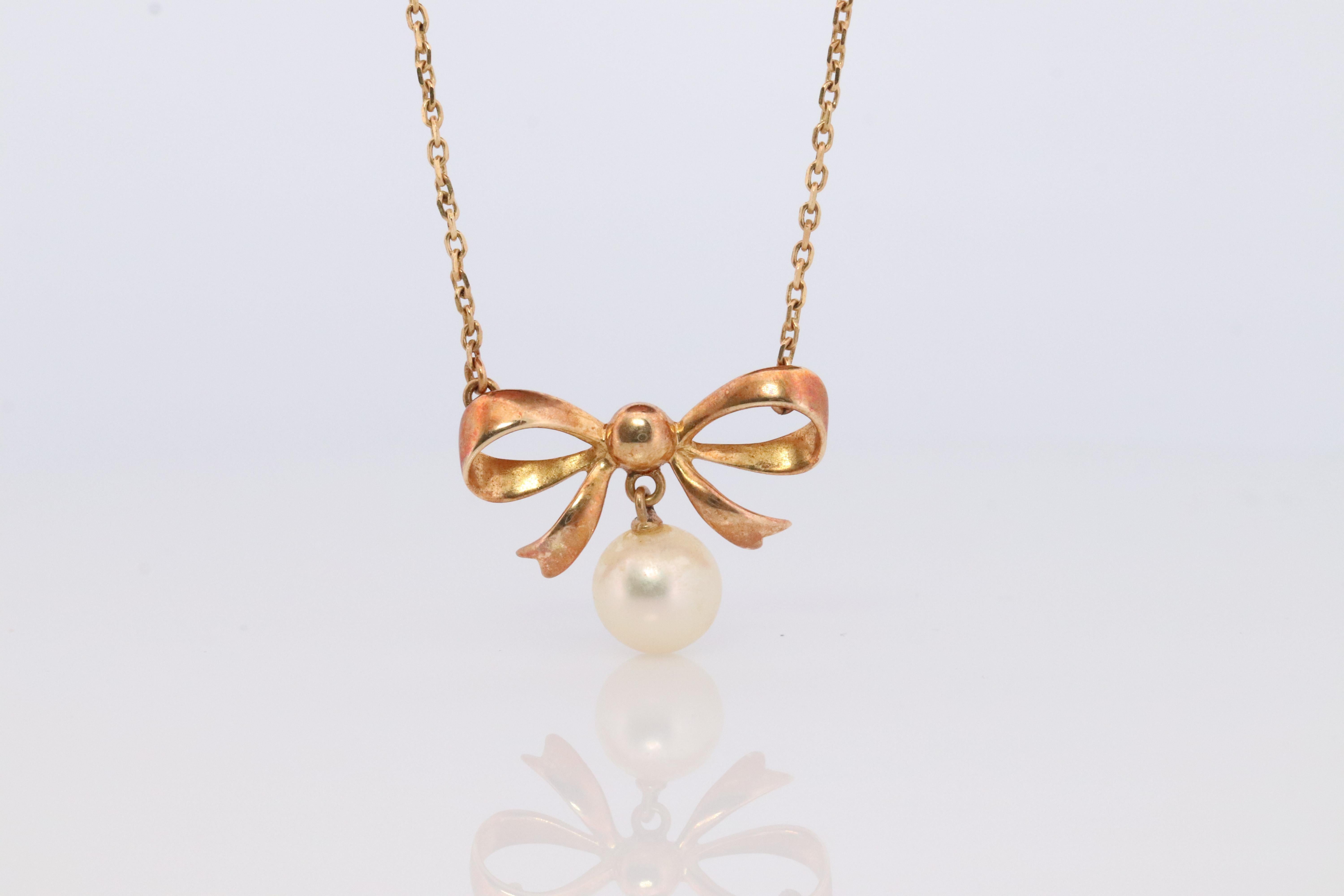 An amazing addition to your collection. Very rare
18k Yellow Gold MIKIMOTO Pearl BOW Drop Pendant.

Pendant is 14k Mikimoto Hallmarked appropriately.

Details:
15in length chain
7mm akoya pearl

3.1grams total