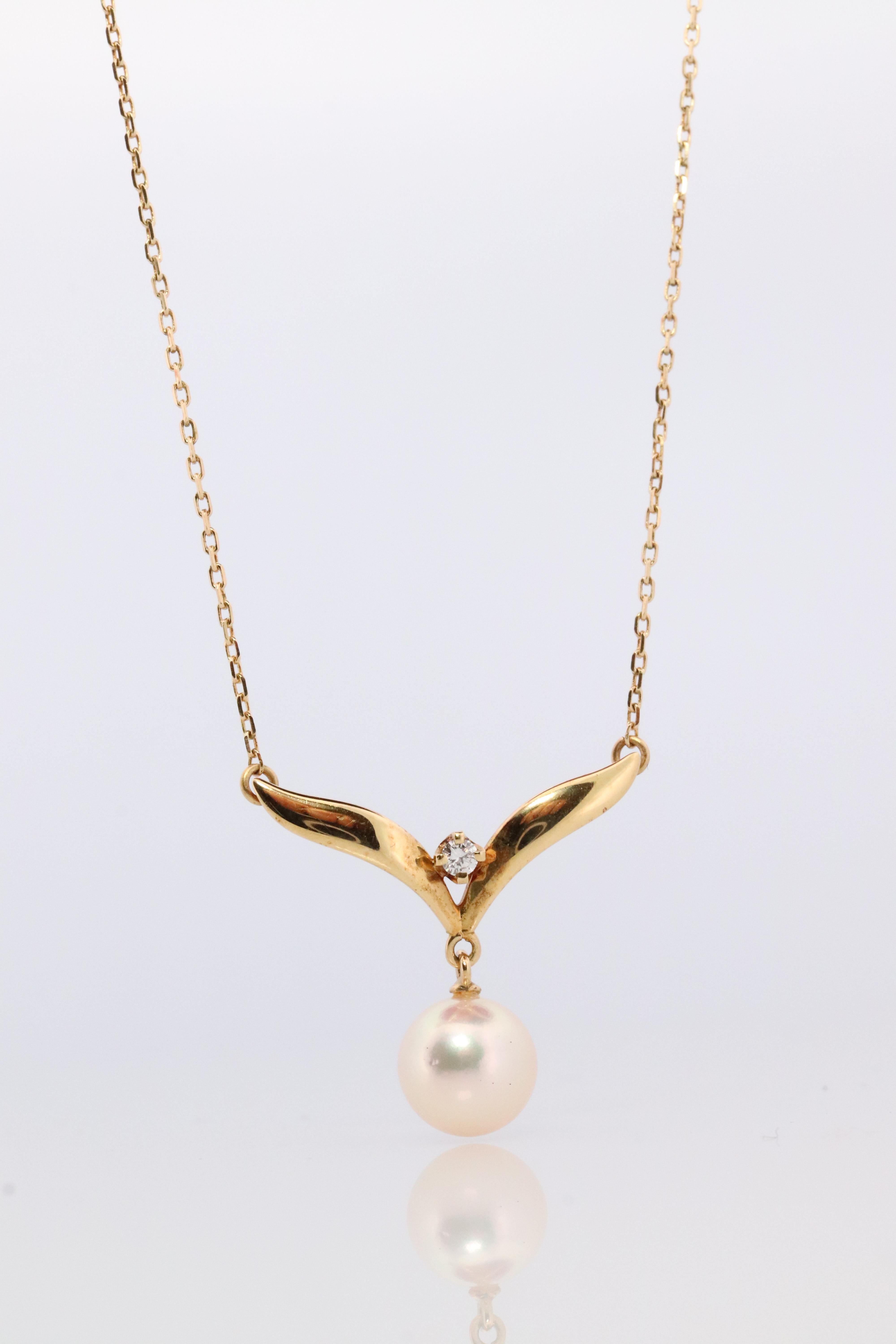 Eine wunderbare Ergänzung für Ihre Sammlung. Sehr selten
18 Karat Gelbgold MIKIMOTO Perlen- und Diamantanhänger in Tropfenform.

Anhänger ist 18k Mikimoto entsprechend gepunzt.

Einzelheiten:
17in Länge Kette
7,5 mm Akoya-Perle
2mm Diamanten

2,5