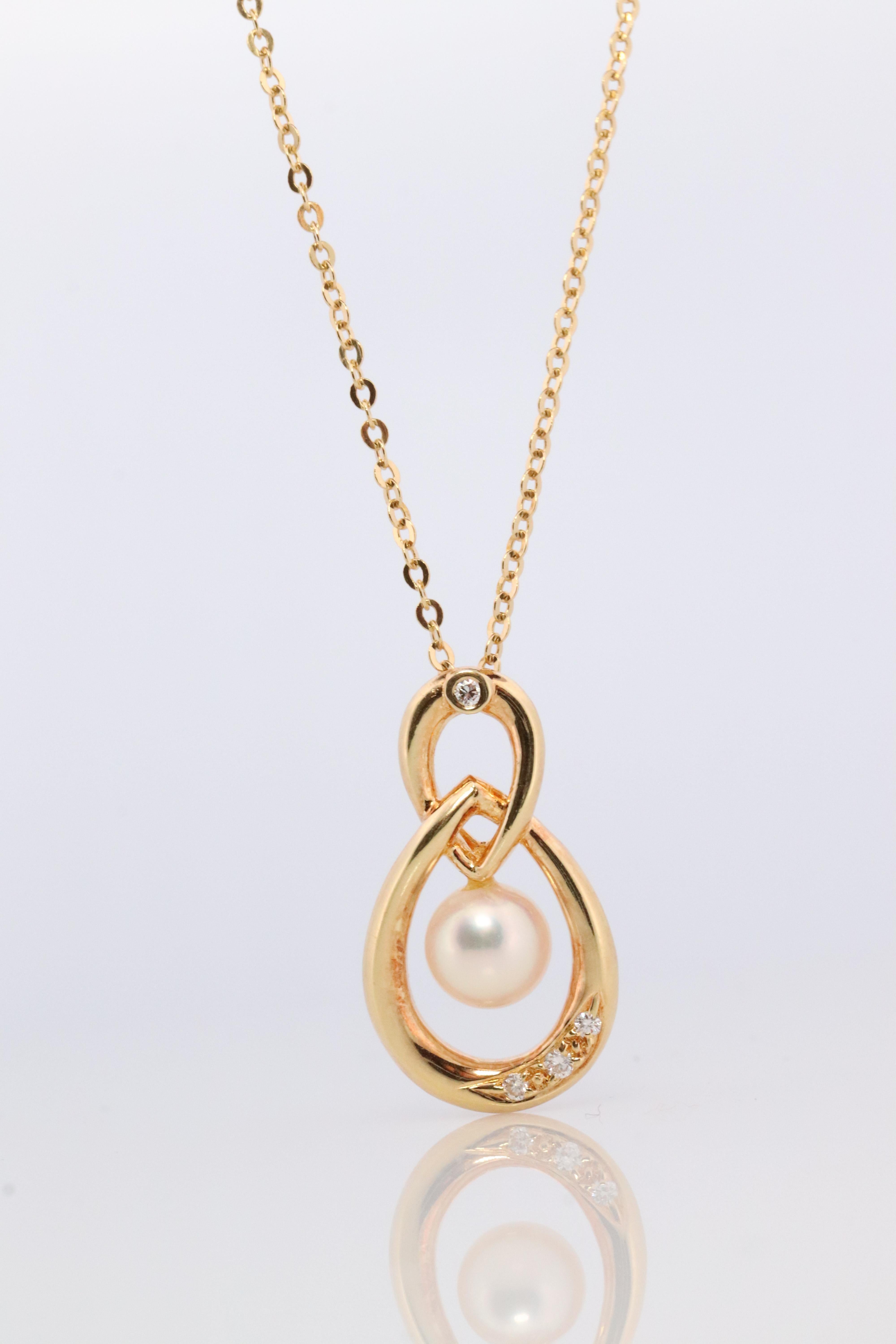 Eine wunderbare Ergänzung für Ihre Sammlung. Sehr selten
18 Karat Gelbgold MIKIMOTO Perlen- und Diamantanhänger in Tropfenform.

Anhänger ist 18k Mikimoto und Halskette Kette 18k Unoaerro 

Einzelheiten:
16in Länge Kette
13mm x 22mm Anhänger
6,5 mm