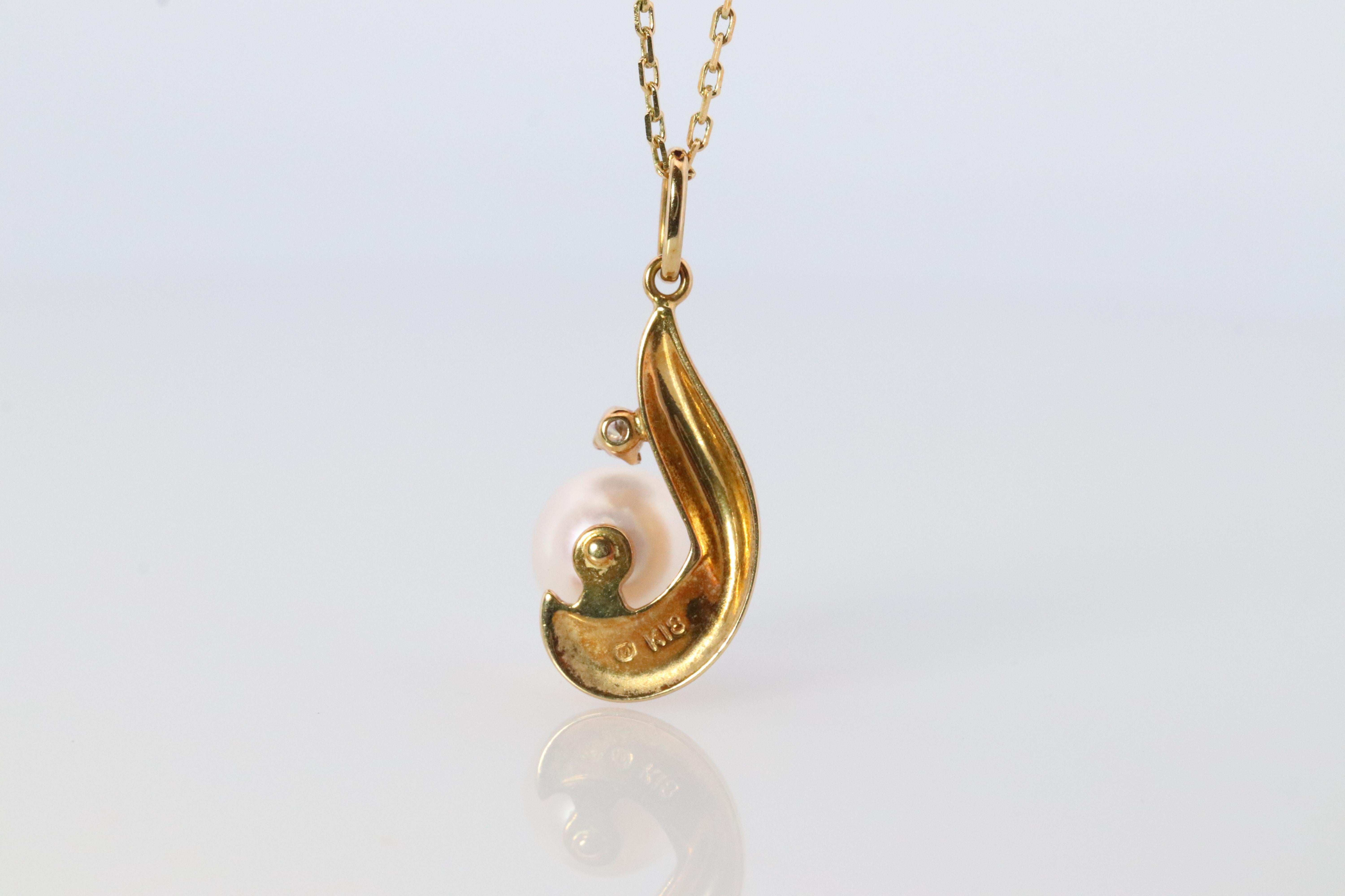 An amazing addition to your collection. Very rare
18k Yellow Gold MIKIMOTO Pearl and Diamond Drop Pendant.

Pendant is 18k Mikimoto and Necklace chain 18k Mikimoto

Details:
16in length chain
18mm drop pendant
7mm akoya pearl
2mm diamond

2.6grams