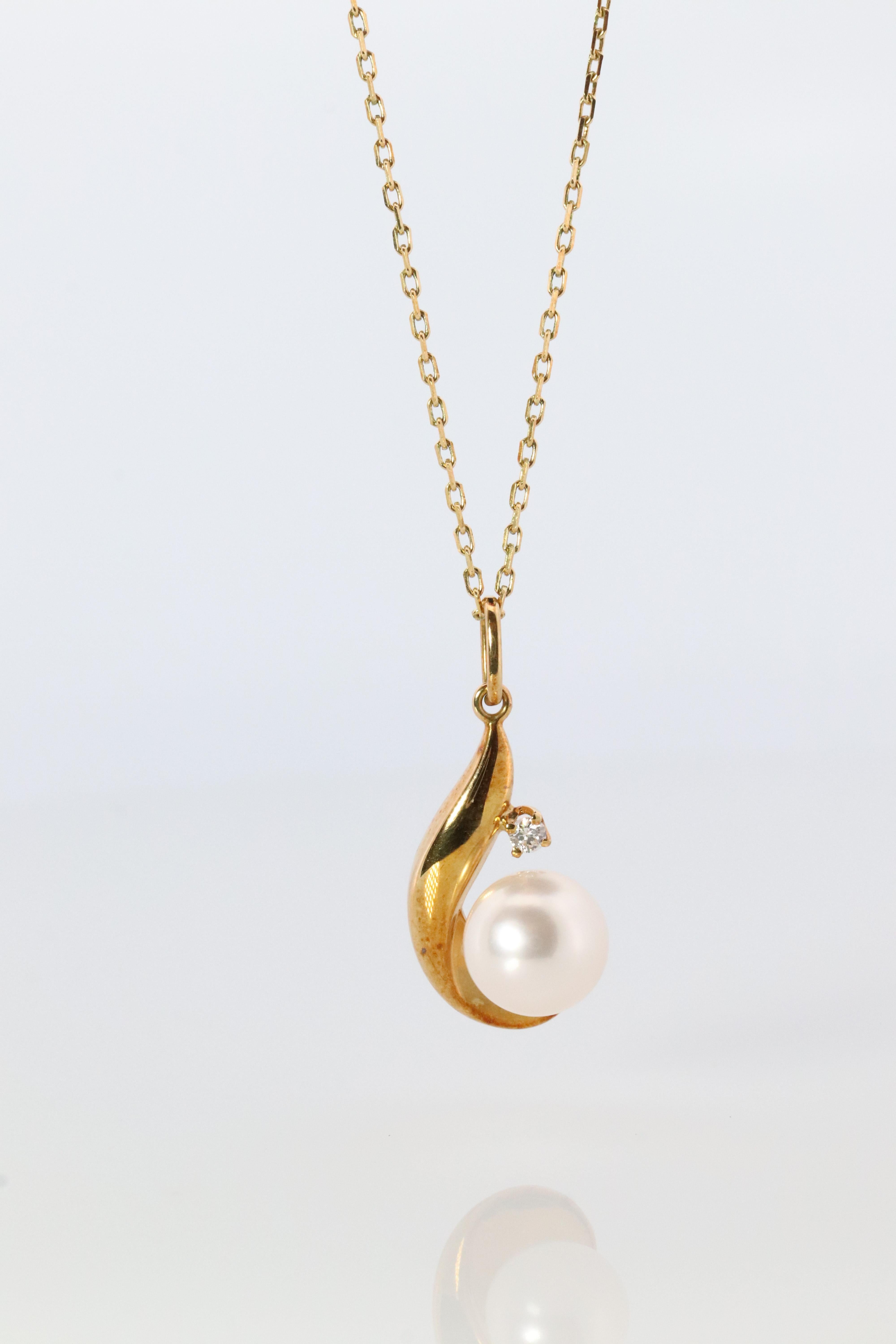 Mikimoto Pendant. Vintage 18k Gold Mikimoto Pearl Diamond Necklace. In Good Condition For Sale In Port Charlotte, FL