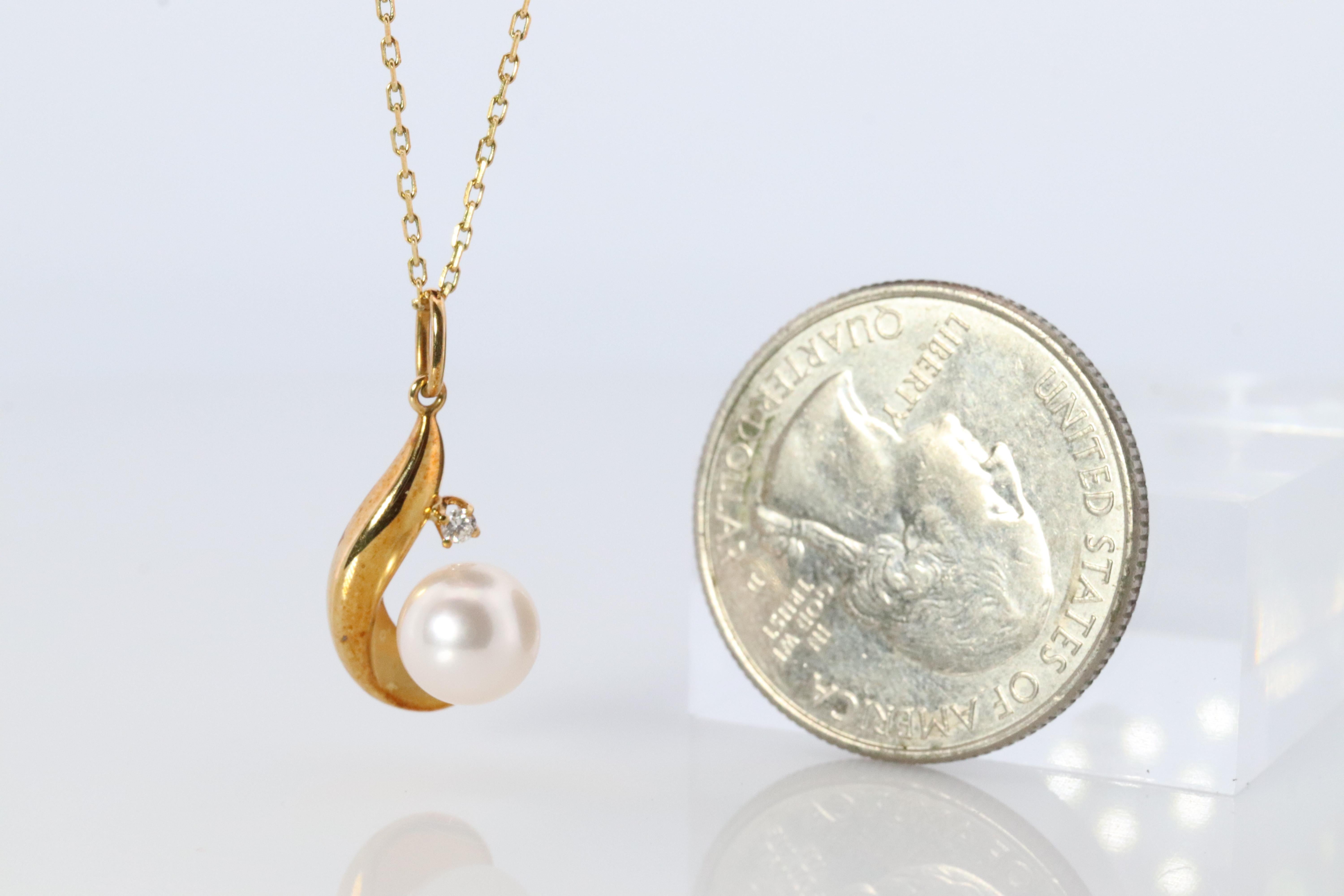 Women's Mikimoto Pendant. Vintage 18k Gold Mikimoto Pearl Diamond Necklace. For Sale