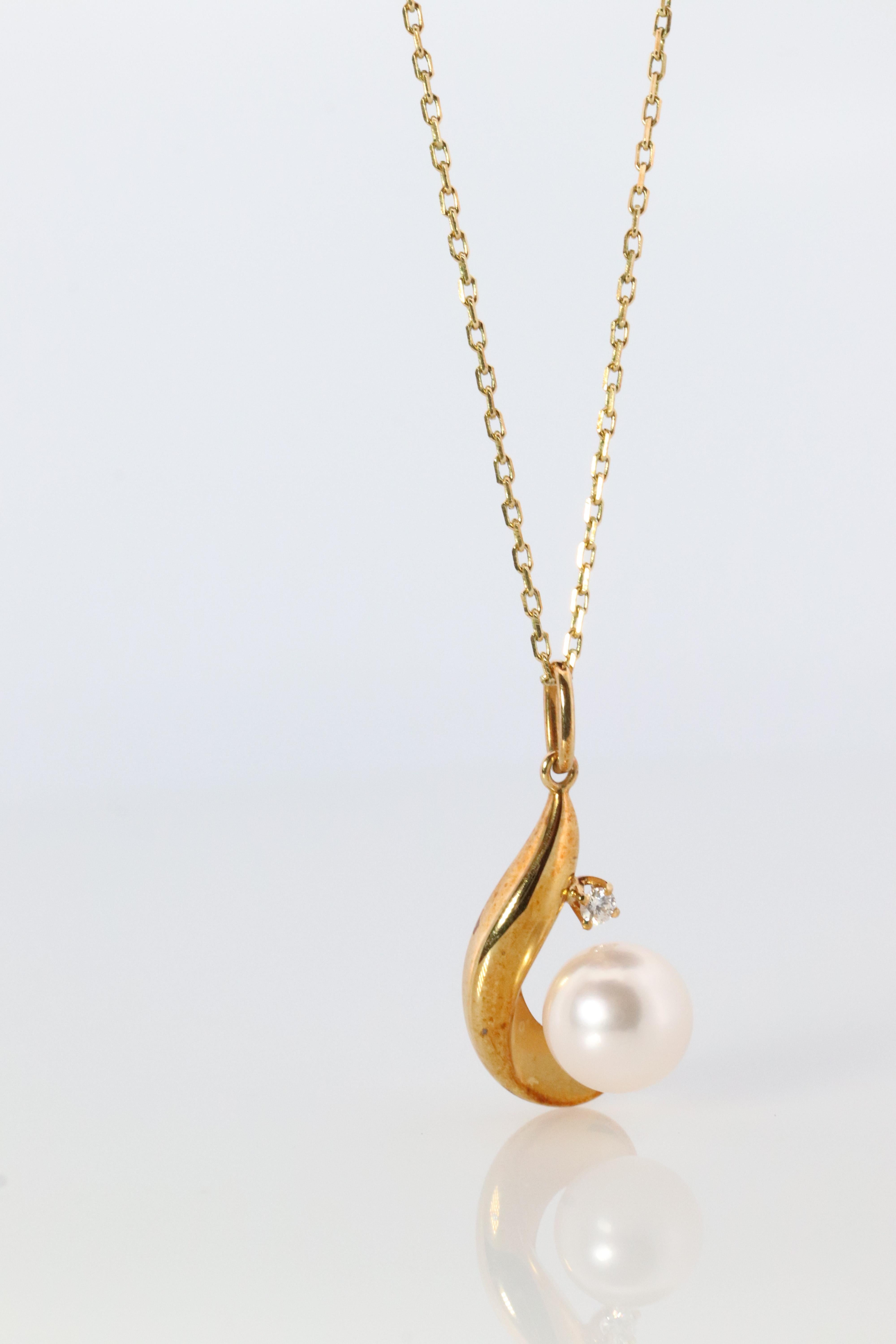 Mikimoto Pendant. Vintage 18k Gold Mikimoto Pearl Diamond Necklace. For Sale 1