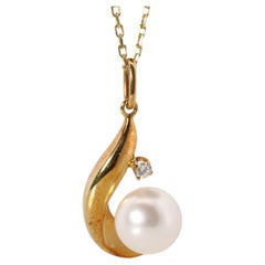 Colgante Mikimoto. Collar vintage de diamantes y perlas Mikimoto de oro de 18 quilates.