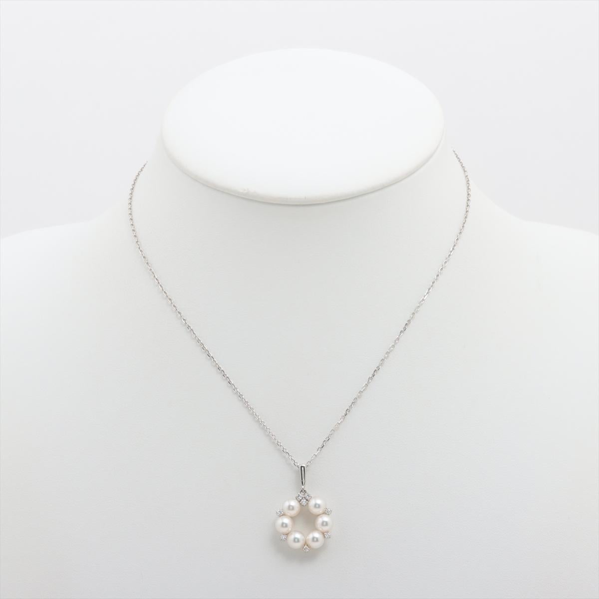Eine wunderbare Ergänzung für Ihre Sammlung. Sehr selten
18k Weißgold MIKIMOTO Perlen- und Diamantkranz-Anhänger.

Anhänger ist 18k Weißgold Mikimoto und Halskette Kette 18k Weißgold Mikimoto

Einzelheiten:
15in Länge Kette
17mm Runder