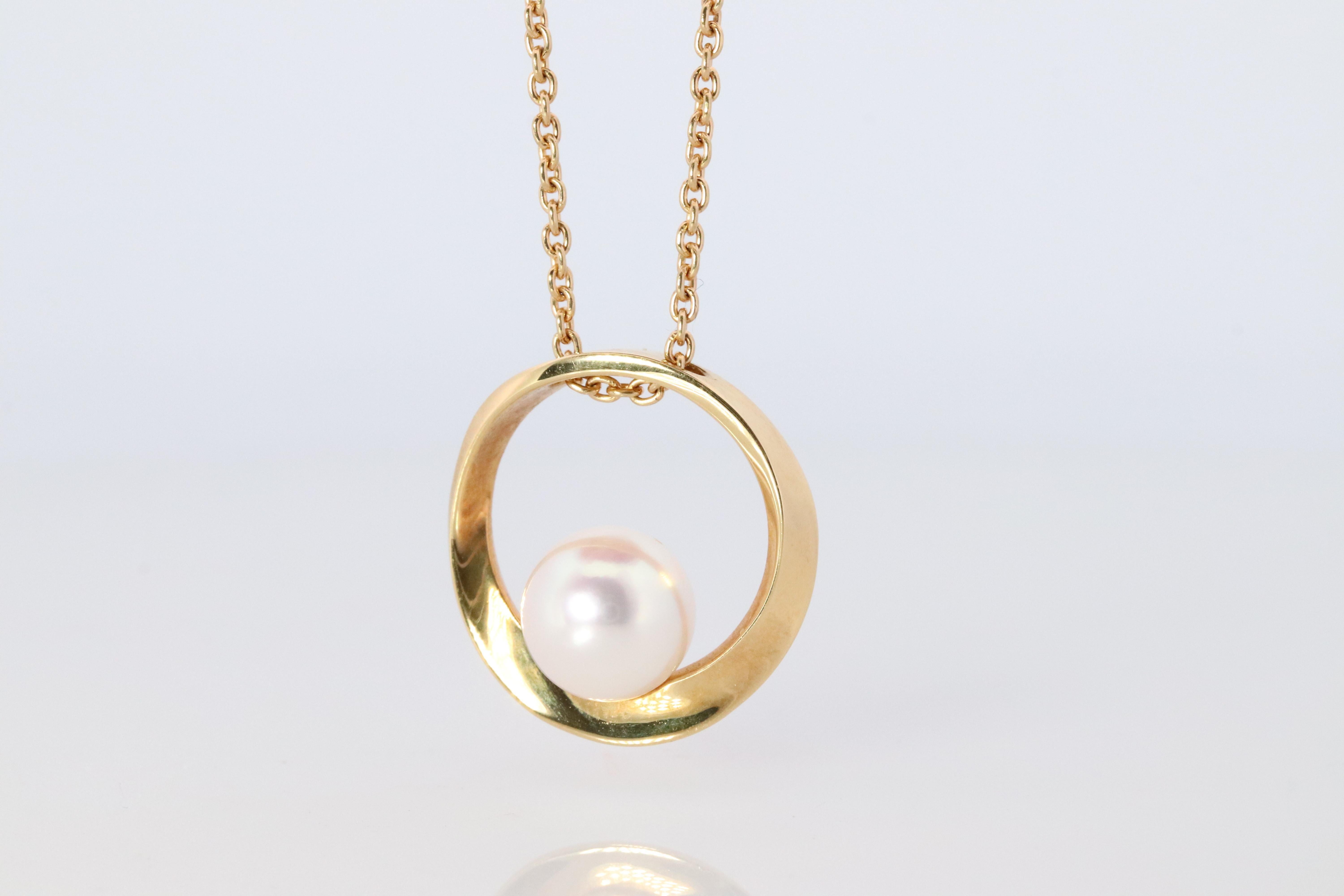 Modern Mikimoto Pendant. Vintage 18k Yellow Gold Mikimoto Pearl Necklace wreath For Sale