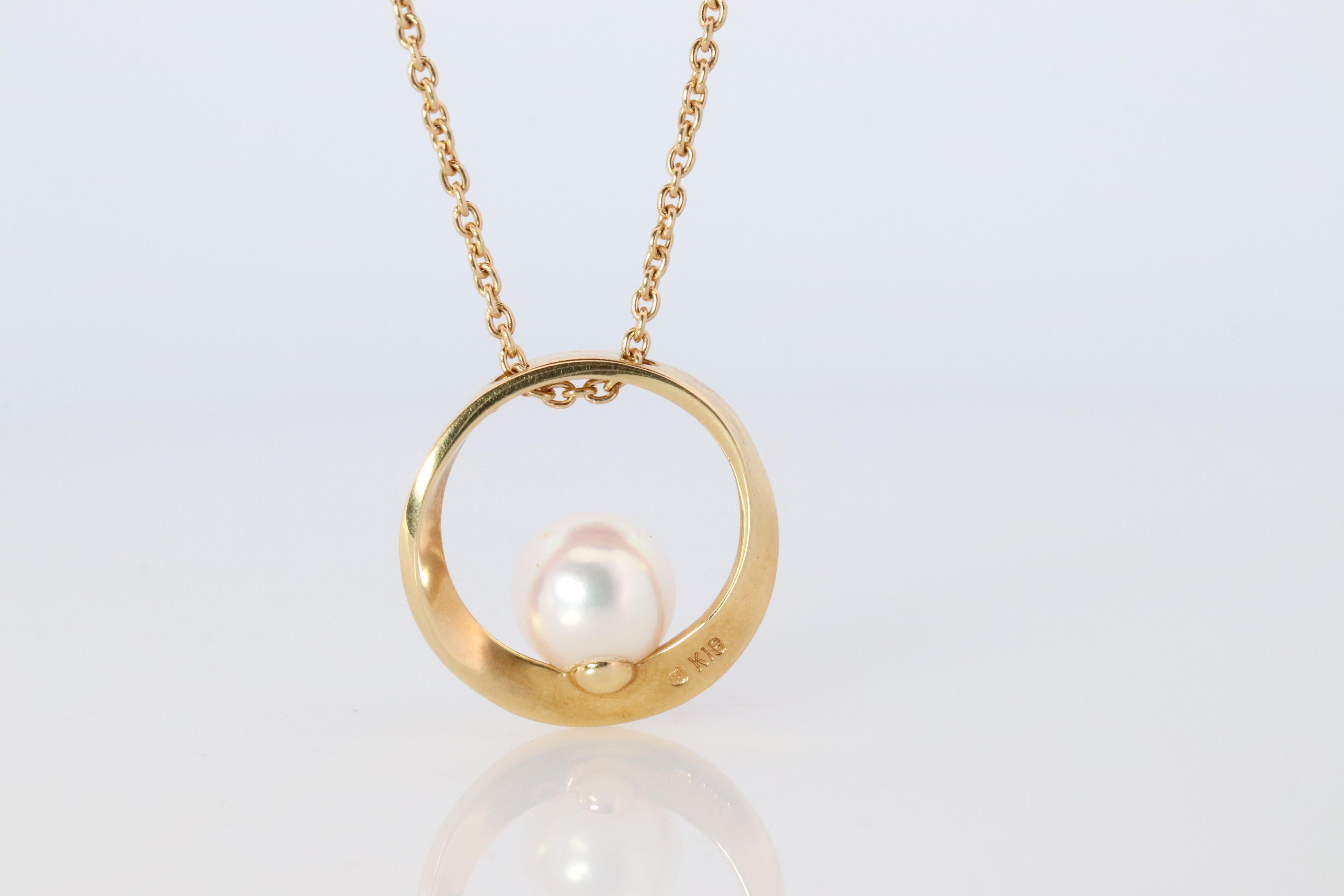 Round Cut Mikimoto Pendant. Vintage 18k Yellow Gold Mikimoto Pearl Necklace wreath For Sale
