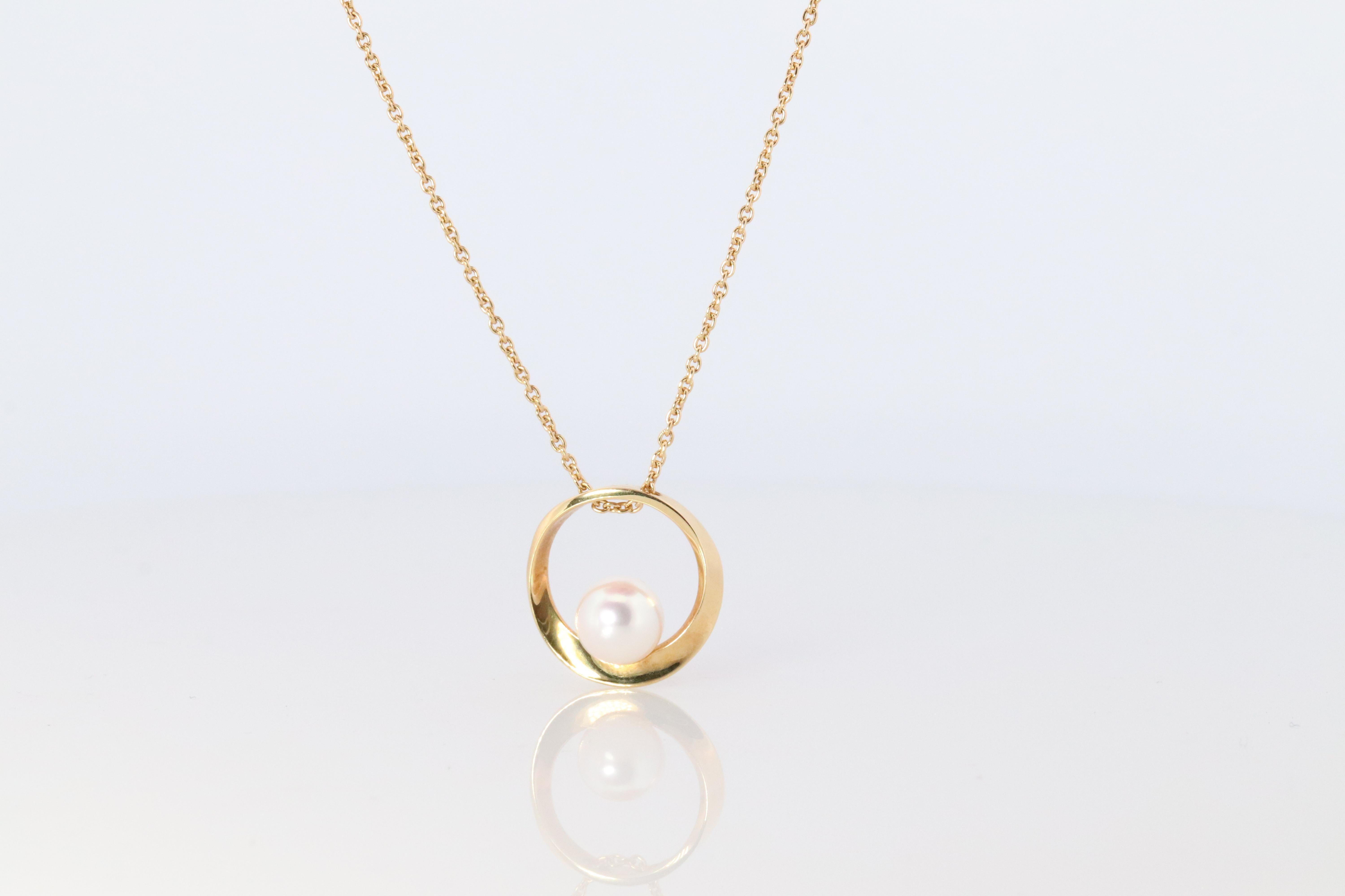 Women's Mikimoto Pendant. Vintage 18k Yellow Gold Mikimoto Pearl Necklace wreath For Sale