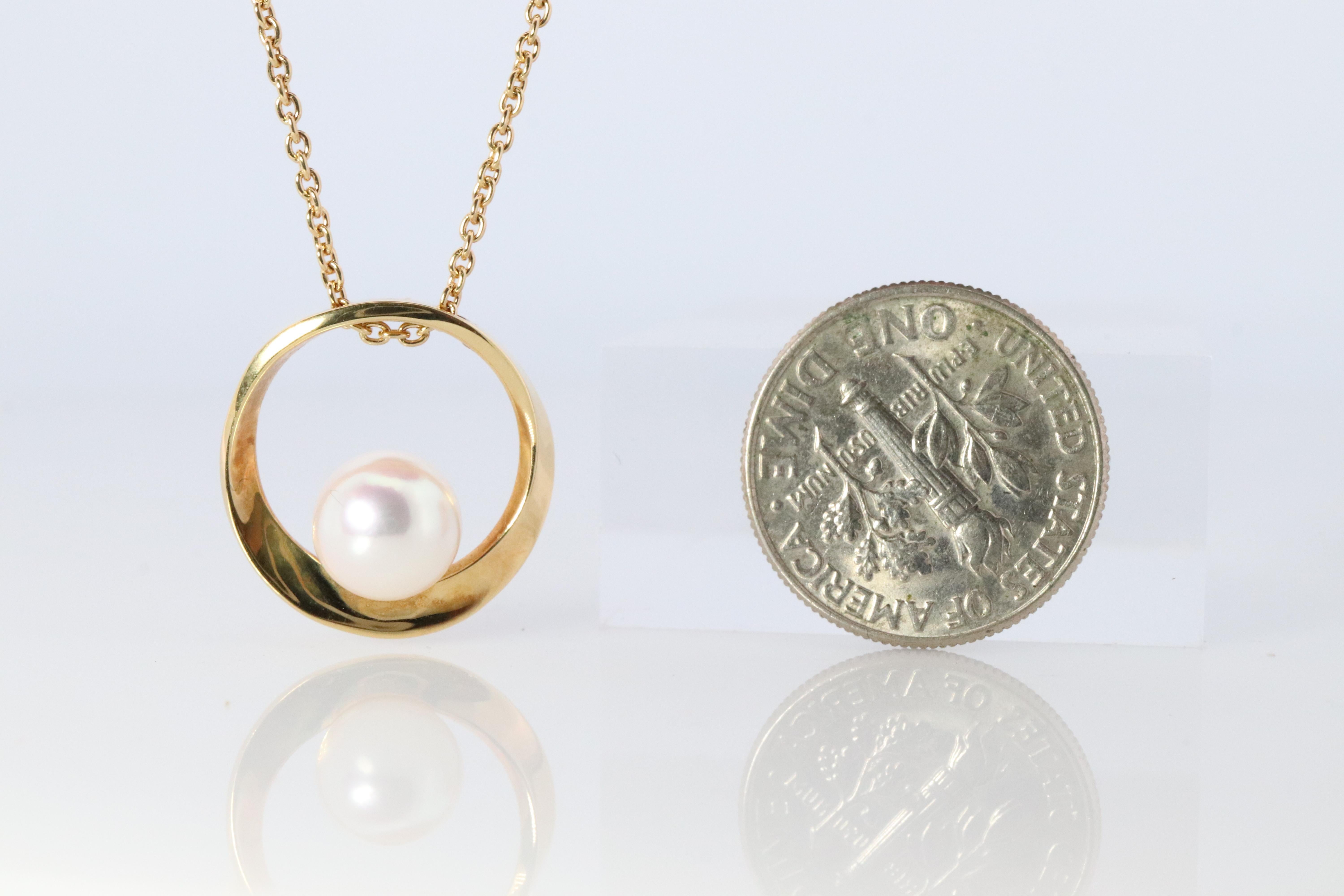 Mikimoto Pendant. Vintage 18k Yellow Gold Mikimoto Pearl Necklace wreath For Sale 1